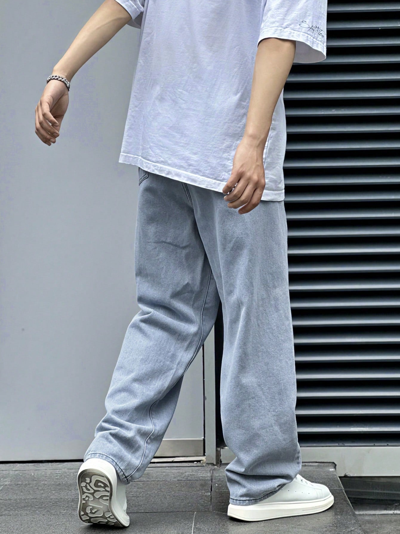 Manfinity Hypemode Jeans droits à poches obliques lavés, coupe ample pour hommes