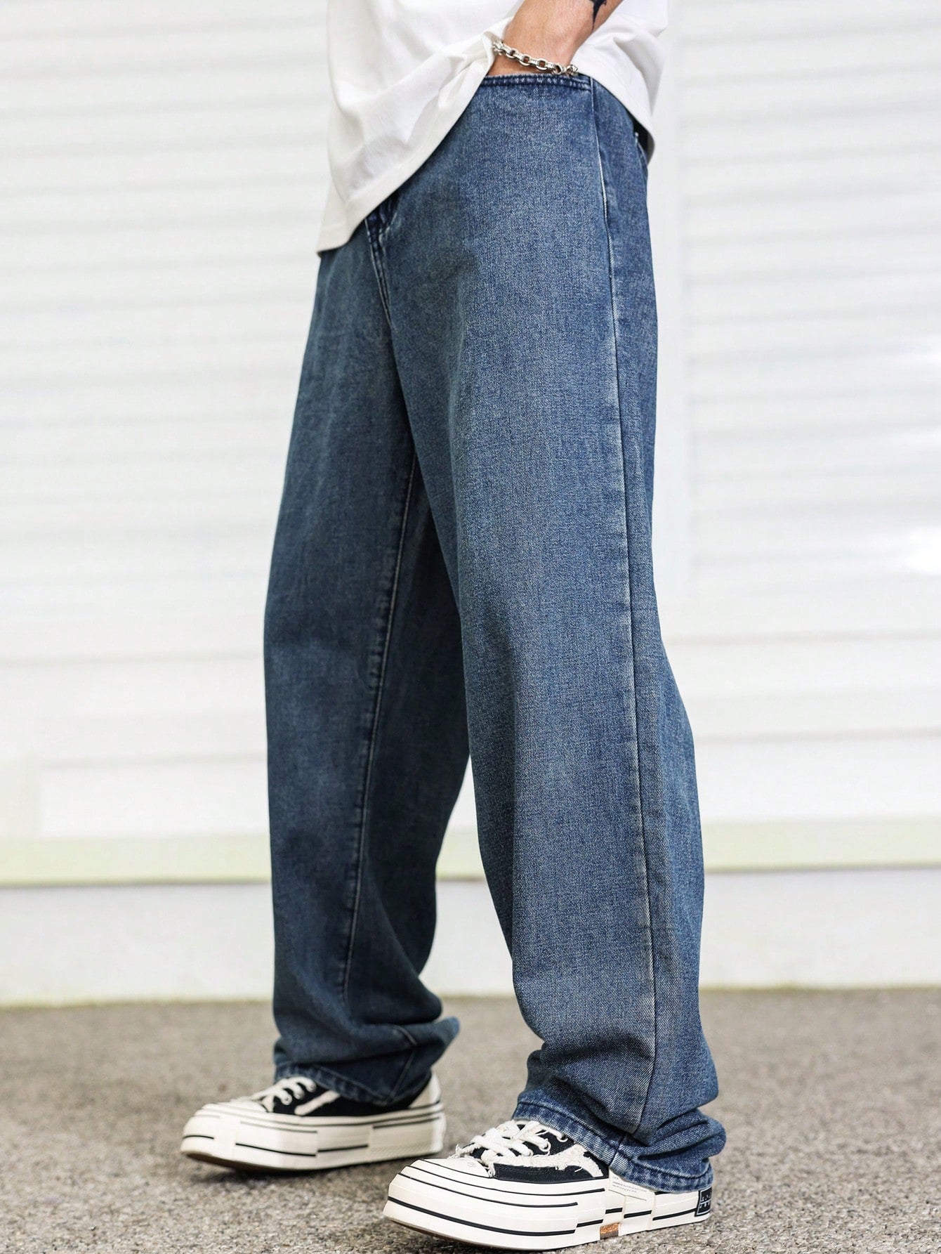 Manfinity Hypemode Jeans droits à poches obliques lavés, coupe ample pour hommes