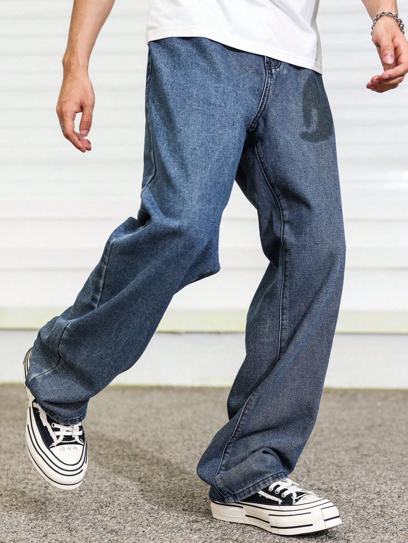 Manfinity Hypemode Jeans droits à poches obliques lavés, coupe ample pour hommes