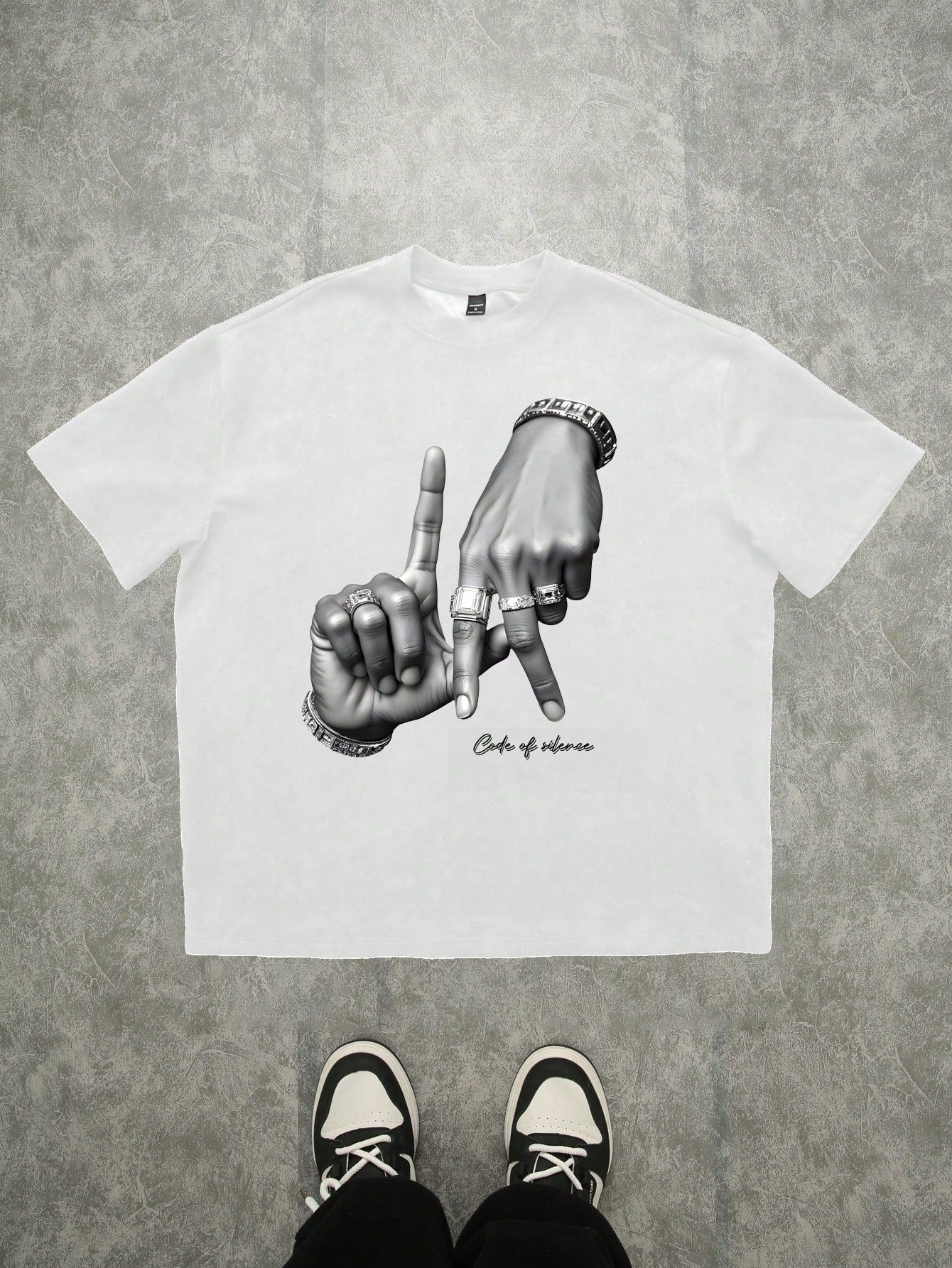 T-shirt noir imprimé de geste de la main pour hommes