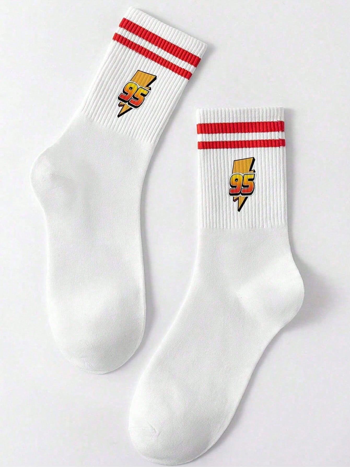 Disney 1 paire prend le design de "Cars" comme caractéristique, débordant de nostalgie et de vitalité de l'enfance. Les détails à double rayure rouge à l'ouverture des chaussettes dégagent un charme d'accessoire de mode doux et rétro.