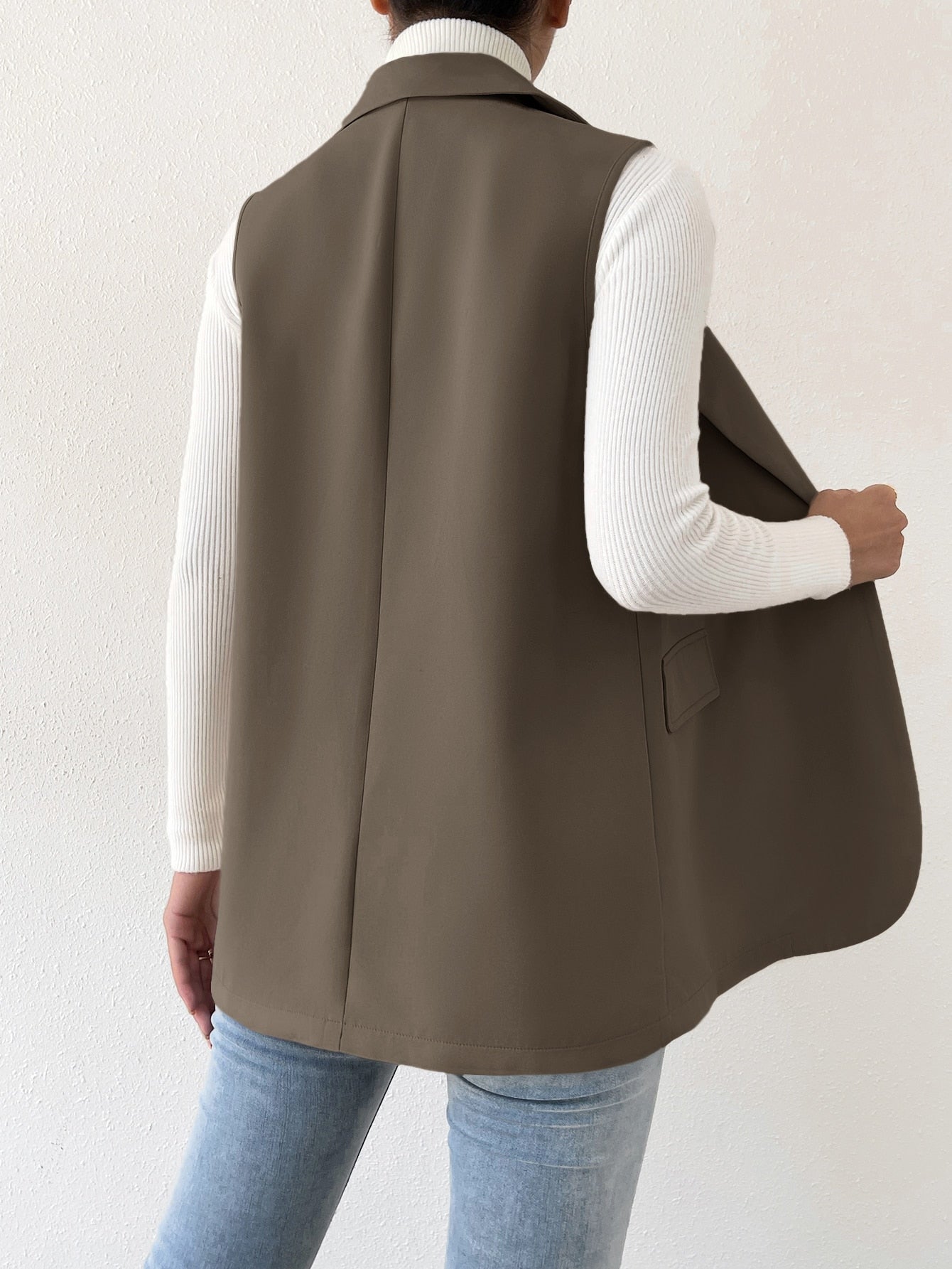 SHEIN X JIMENA & MATEO BizChic Chemisier minimaliste sans manches à boutonnage sur le devant pour femme, couleur unie, haut basique et décontracté, idéal au quotidien, pour les déplacements, pour une tenue d'affaires décontractée et simple.