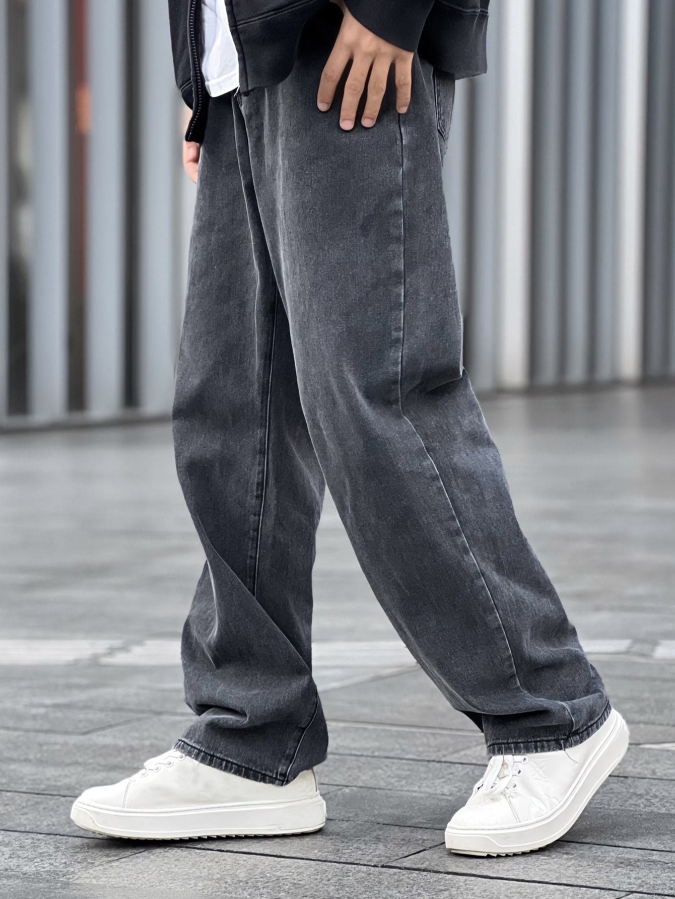 Manfinity Hypemode Jeans droits à poches obliques lavés, coupe ample pour hommes