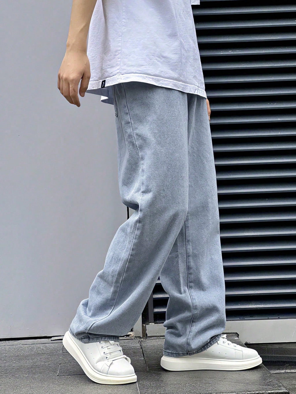 Manfinity Hypemode Jeans droits à poches obliques lavés, coupe ample pour hommes
