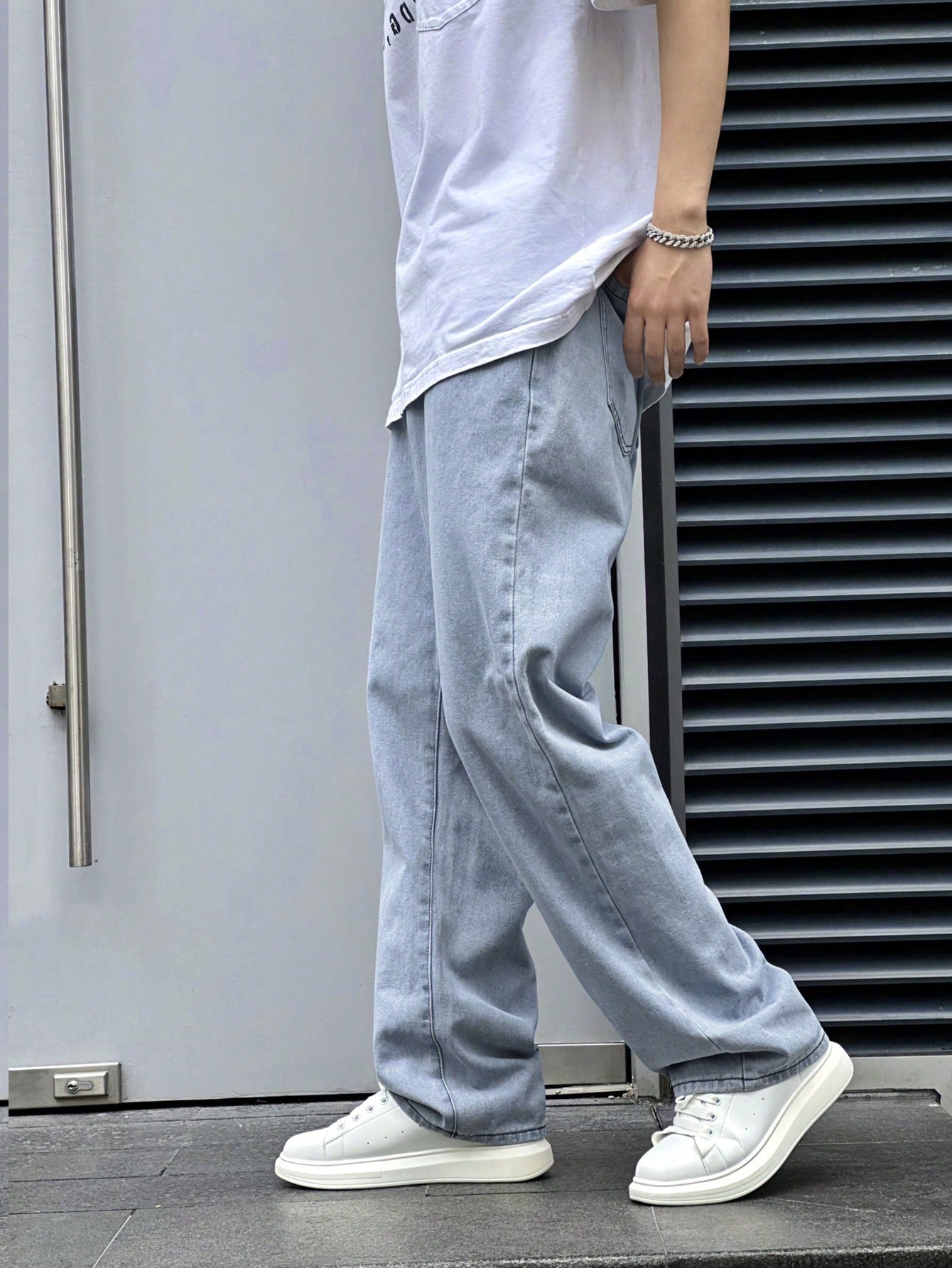 Manfinity Hypemode Jeans droits à poches obliques lavés, coupe ample pour hommes