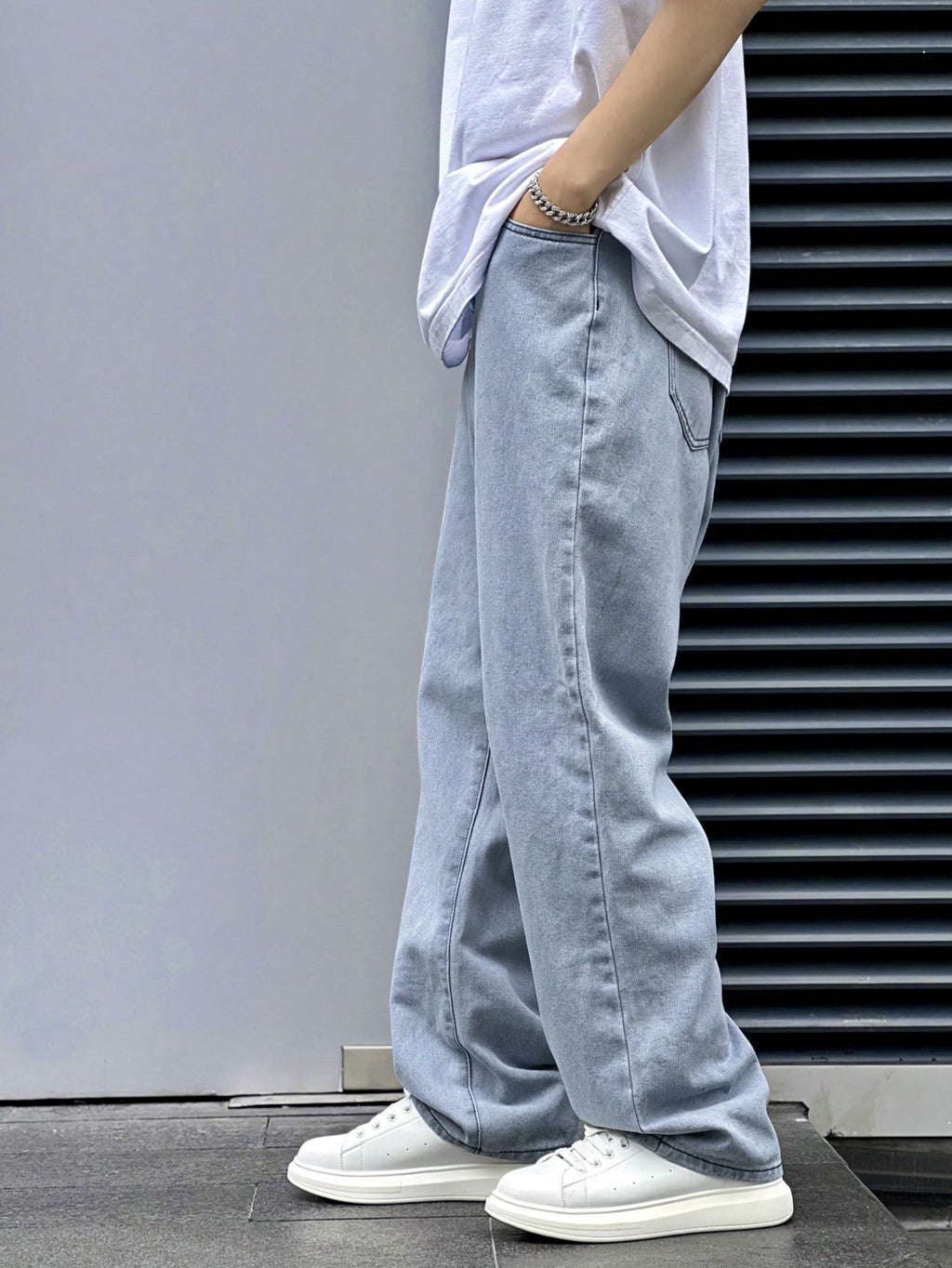 Manfinity Hypemode Jeans droits à poches obliques lavés, coupe ample pour hommes