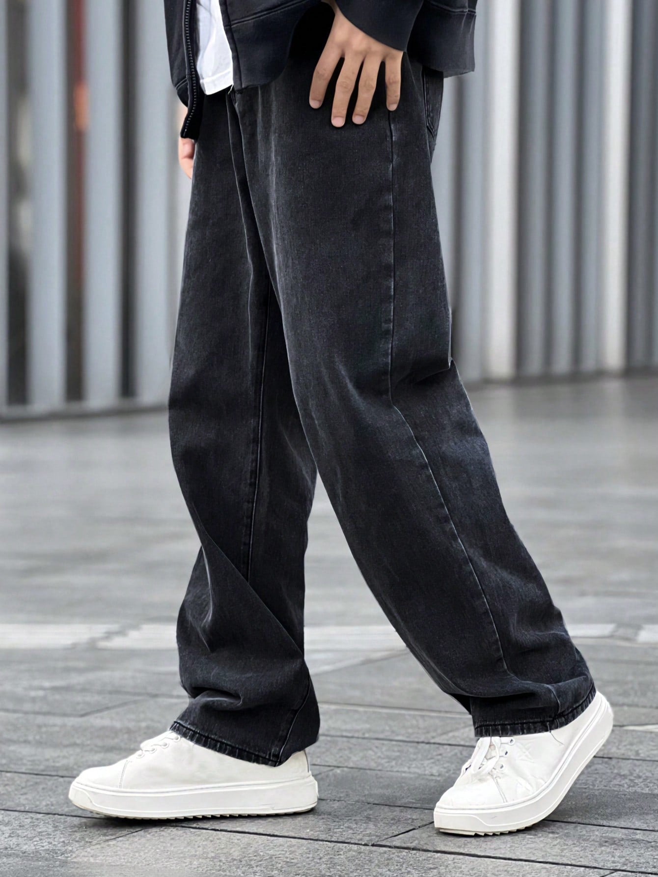 Manfinity Hypemode Jeans droits à poches obliques lavés, coupe ample pour hommes