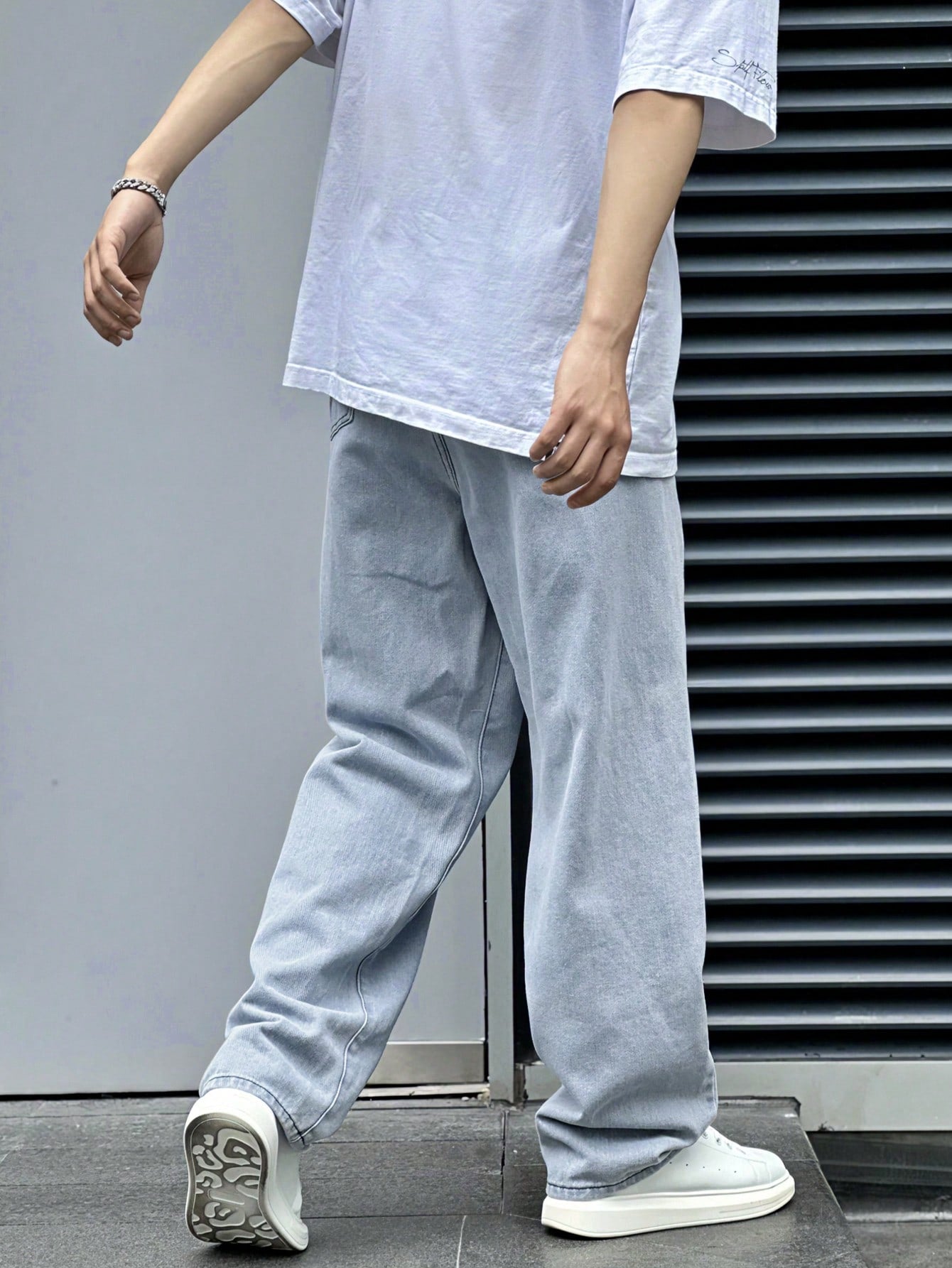 Manfinity Hypemode Jeans droits à poches obliques lavés, coupe ample pour hommes