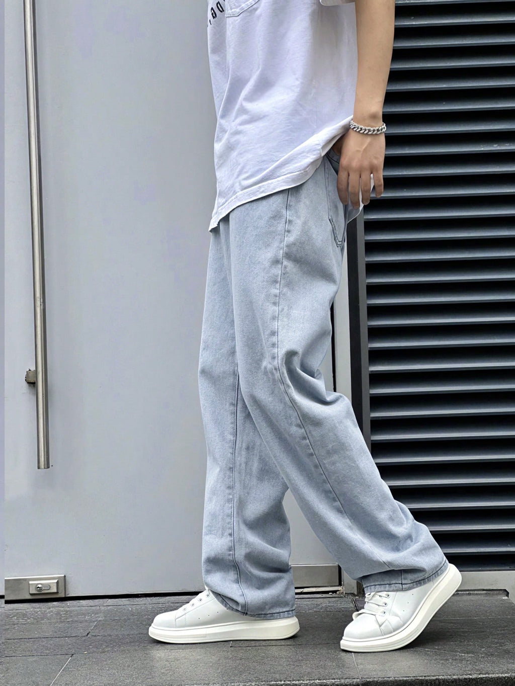 Manfinity Hypemode Jeans droits à poches obliques lavés, coupe ample pour hommes