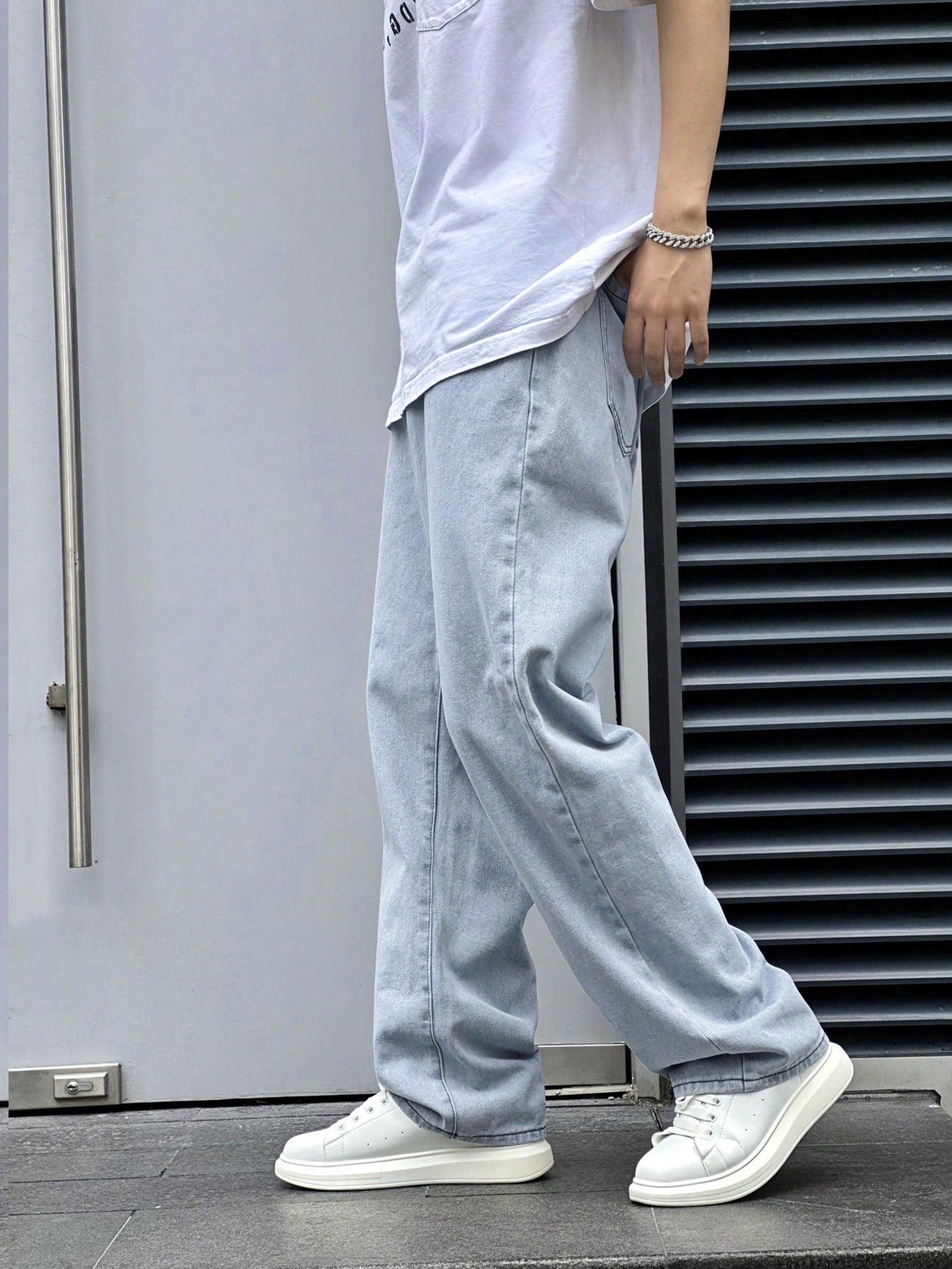 Manfinity Hypemode Jeans droits à poches obliques lavés, coupe ample pour hommes