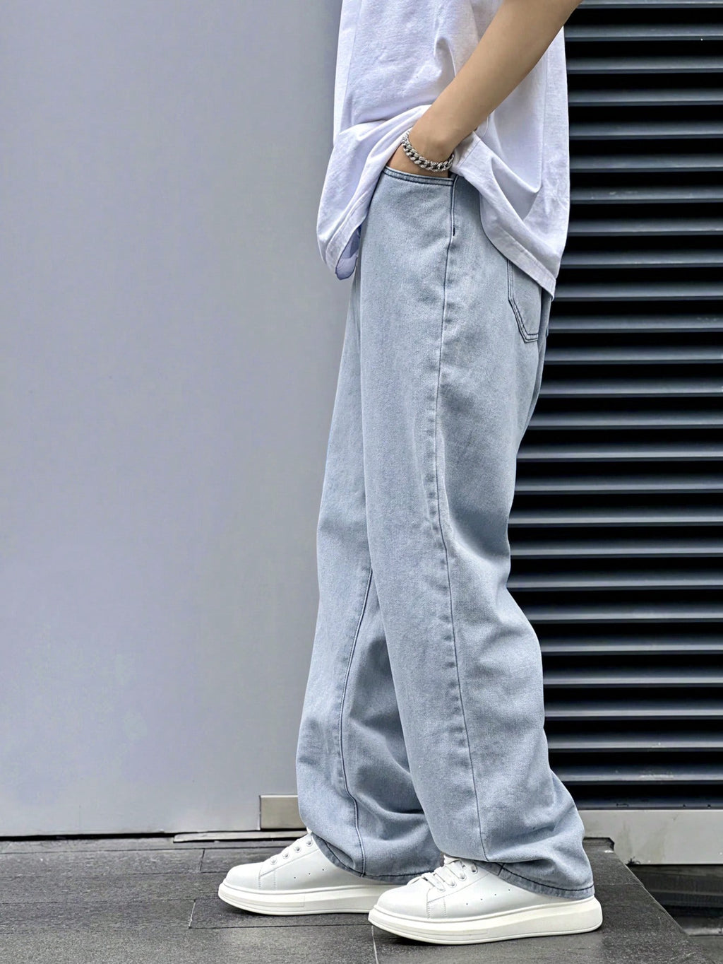 Manfinity Hypemode Jeans droits à poches obliques lavés, coupe ample pour hommes