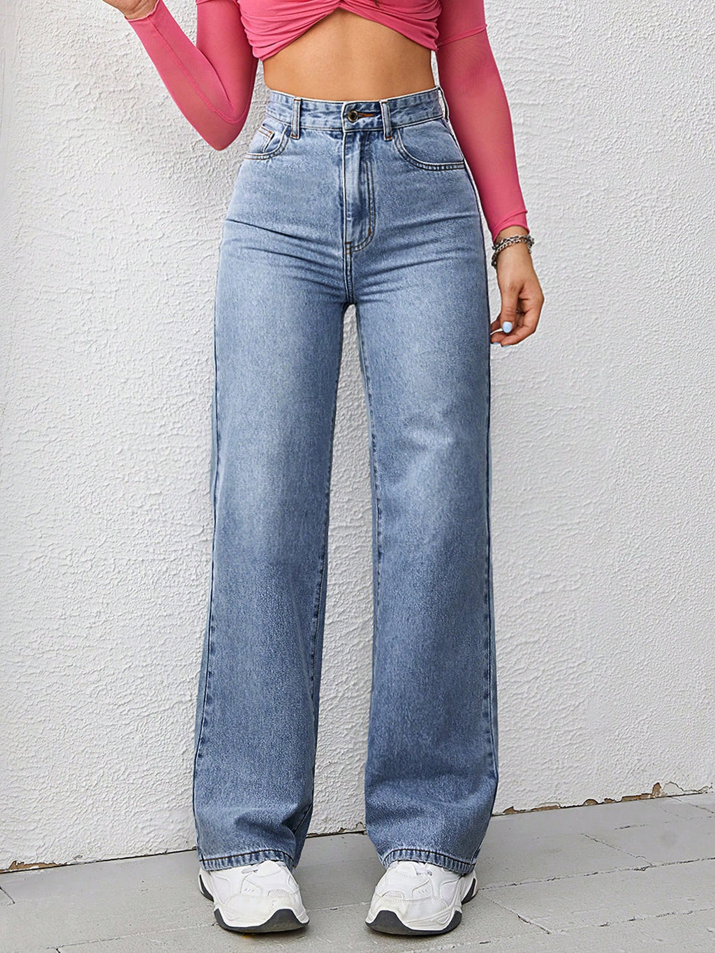 Jeans boyfriend amples en denim avec poches, style délavé et déchiré, pour femmes.