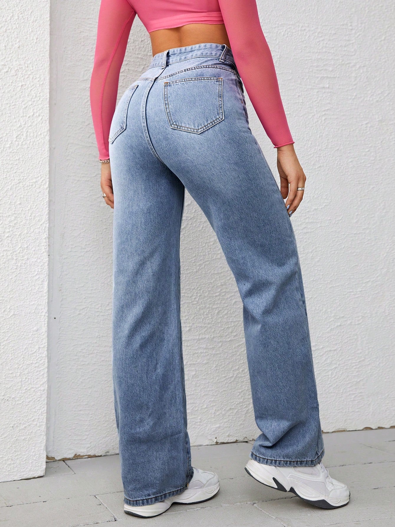Jeans boyfriend amples en denim avec poches, style délavé et déchiré, pour femmes.