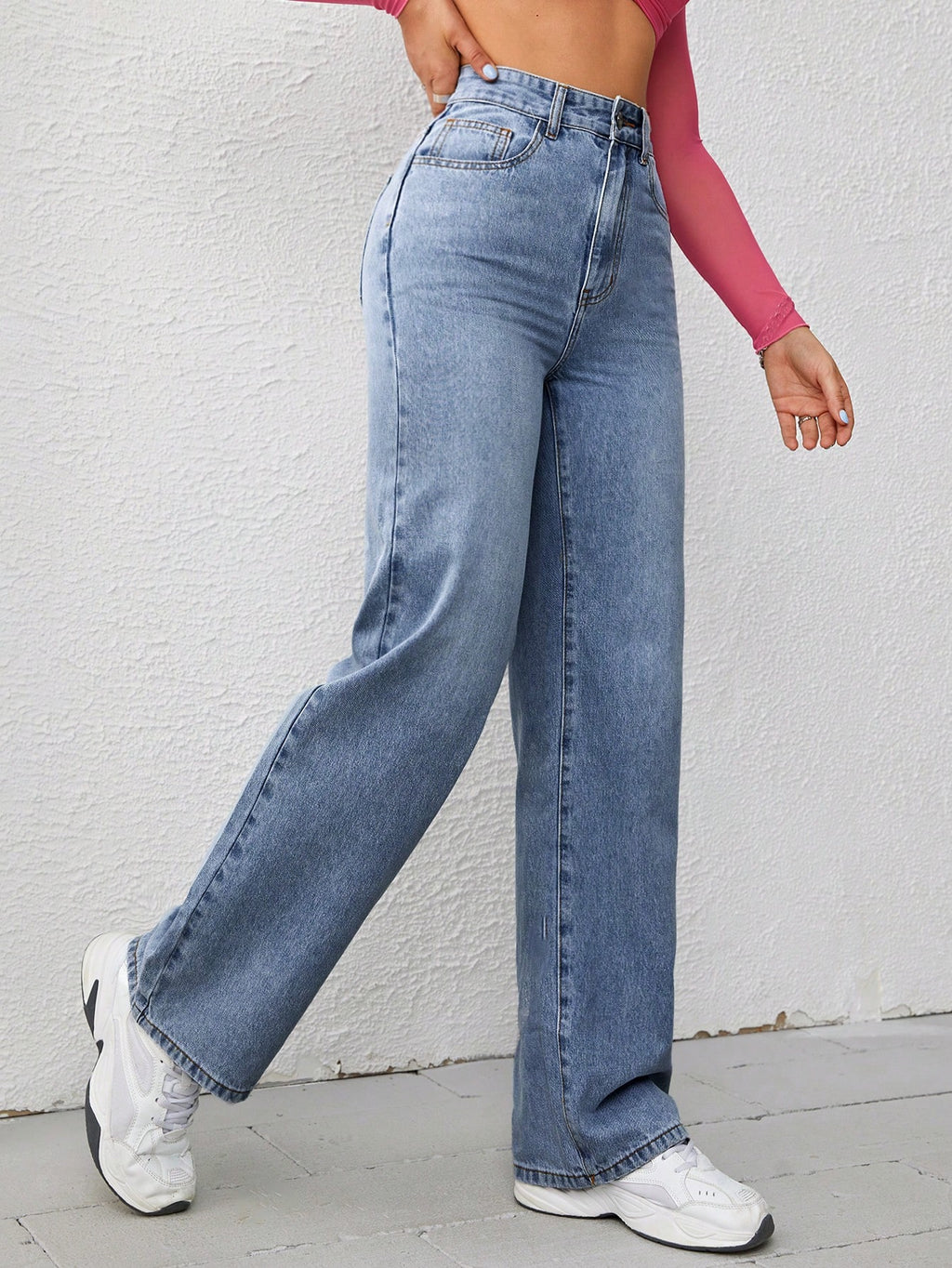 Jeans boyfriend amples en denim avec poches, style délavé et déchiré, pour femmes.