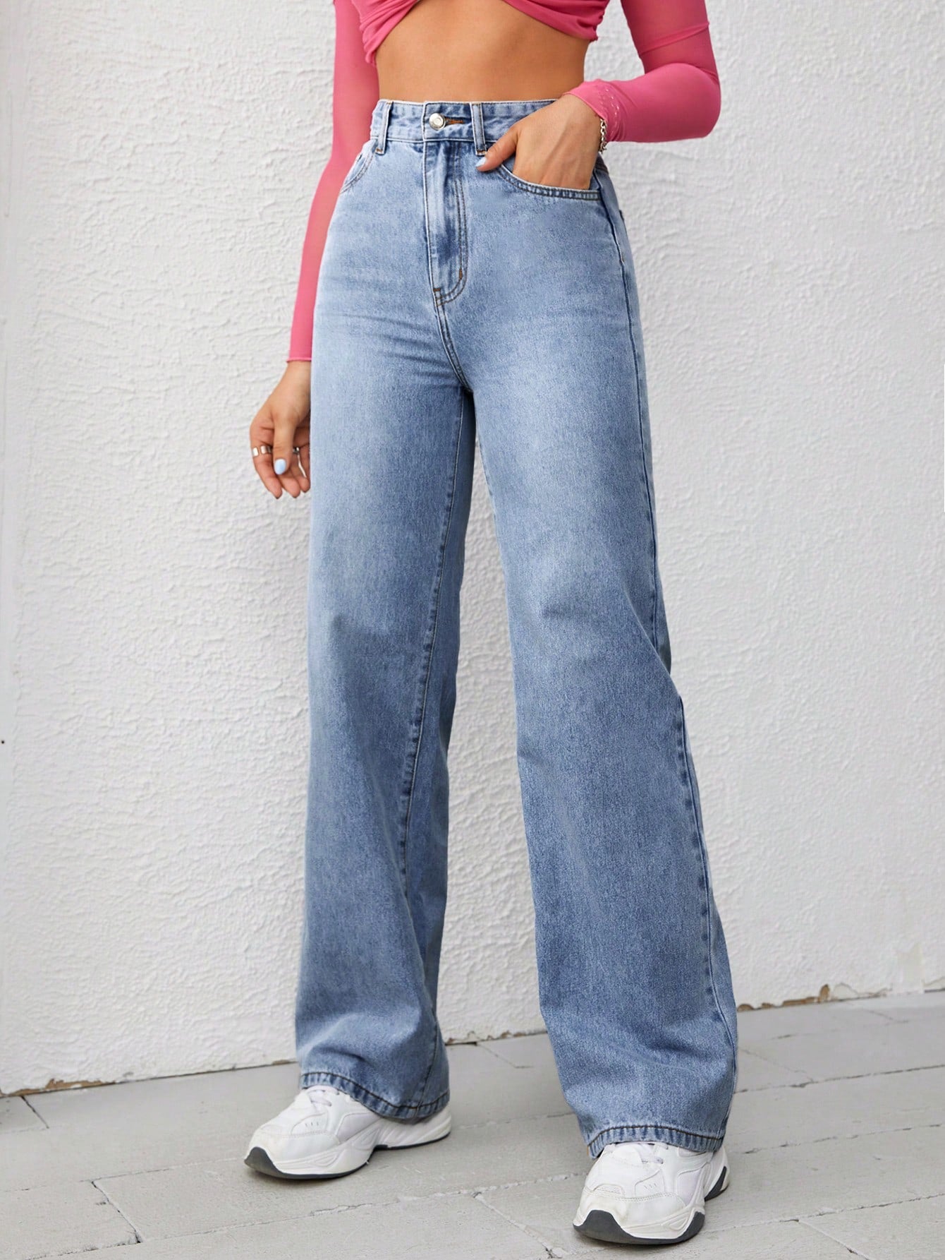 Jeans boyfriend amples en denim avec poches, style délavé et déchiré, pour femmes.