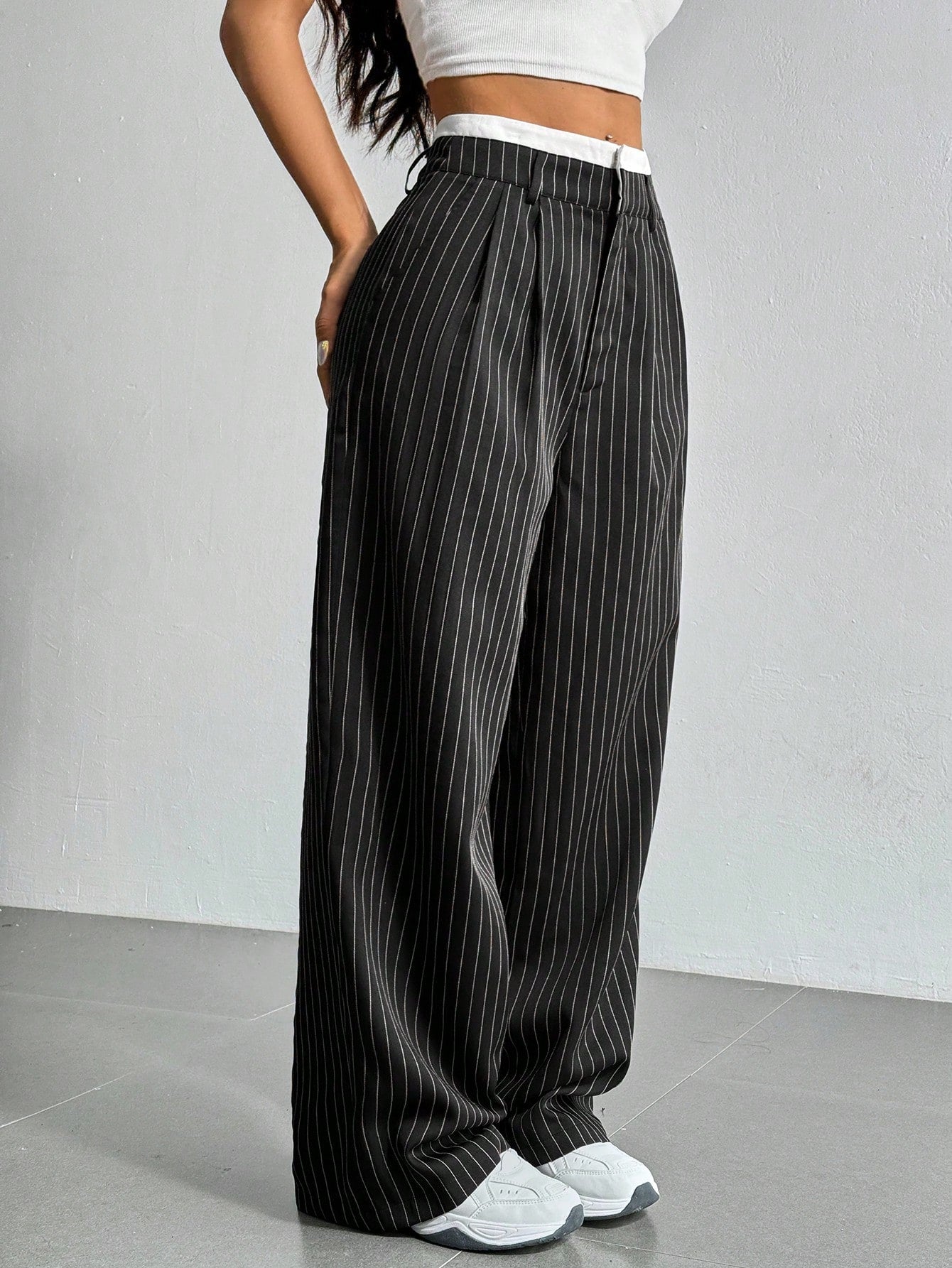 SHEIN EZwear Pantalon large de costume à jambes larges plissées pour femmes avec bande de taille en blocs de couleur