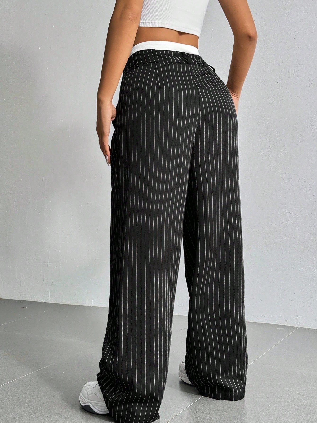 SHEIN EZwear Pantalon large de costume à jambes larges plissées pour femmes avec bande de taille en blocs de couleur