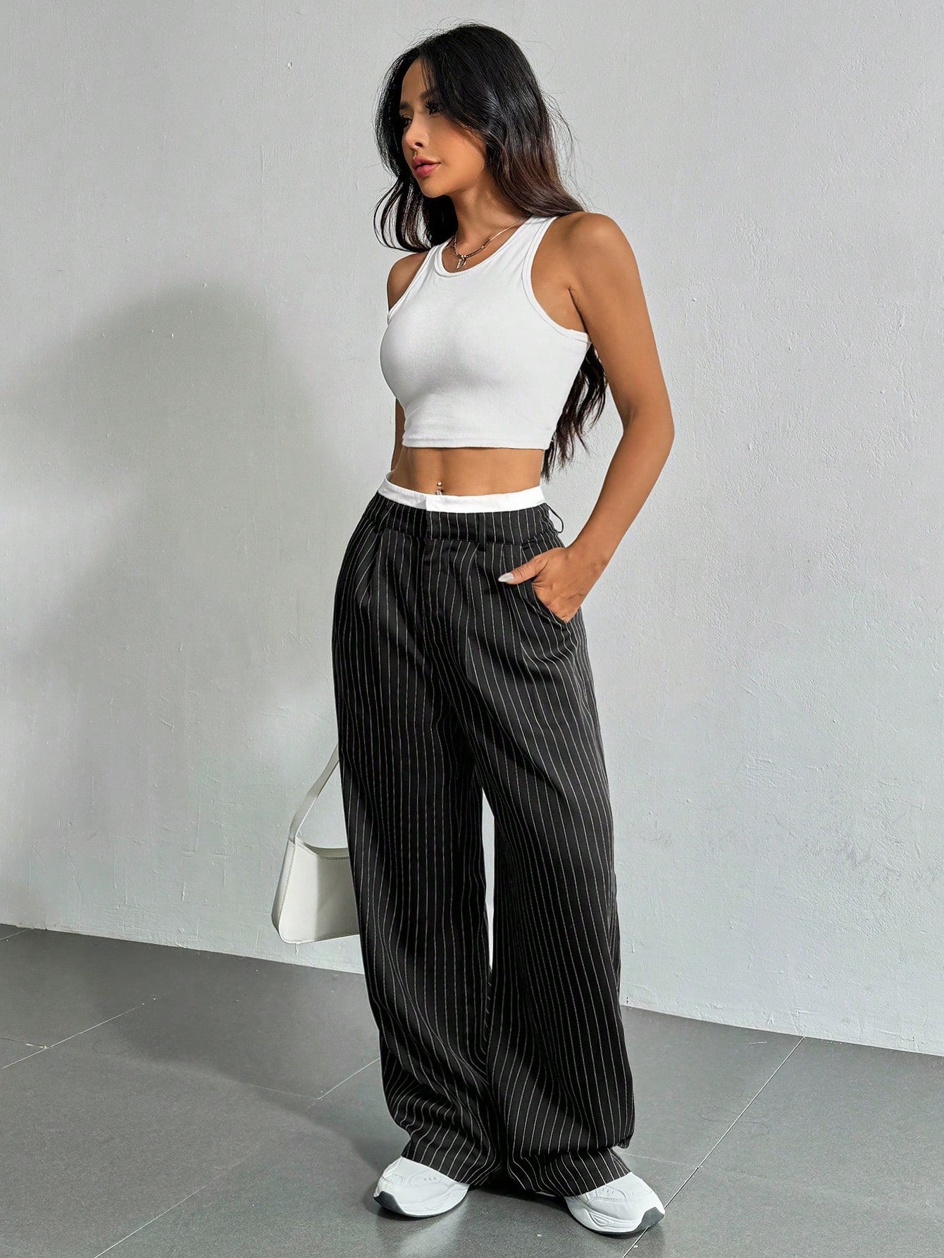 SHEIN EZwear Pantalon large de costume à jambes larges plissées pour femmes avec bande de taille en blocs de couleur