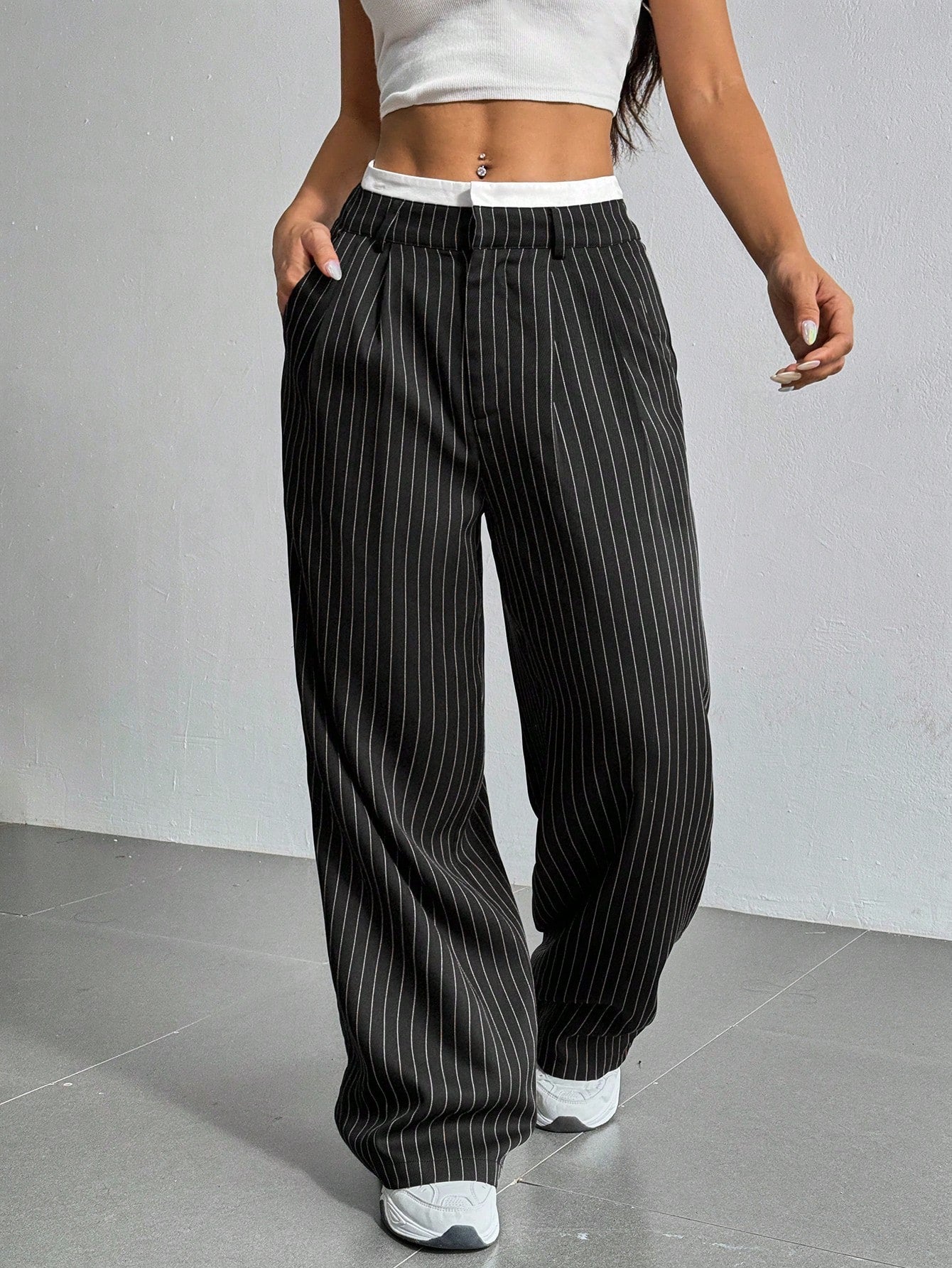 SHEIN EZwear Pantalon large de costume à jambes larges plissées pour femmes avec bande de taille en blocs de couleur
