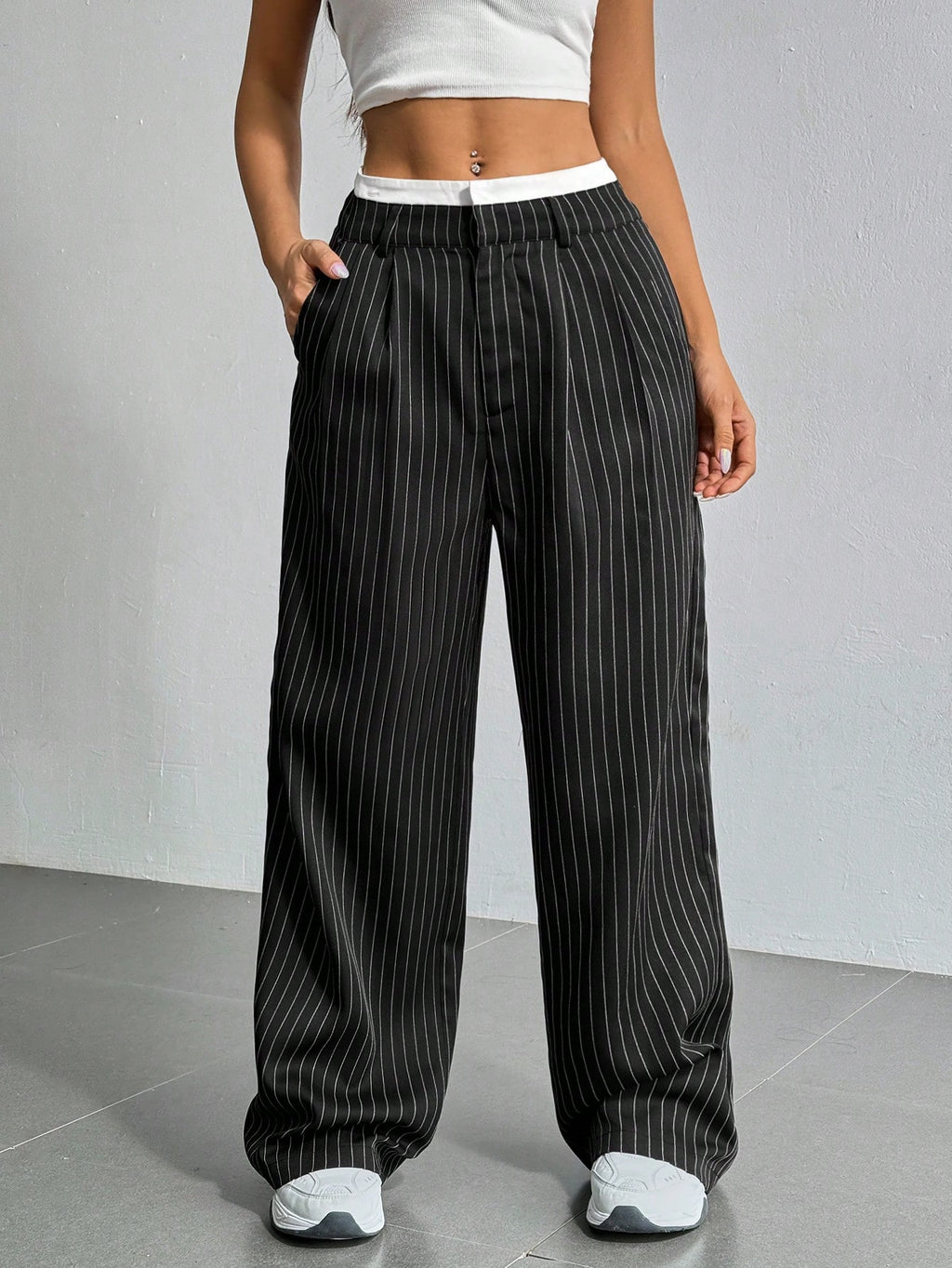 SHEIN EZwear Pantalon large de costume à jambes larges plissées pour femmes avec bande de taille en blocs de couleur