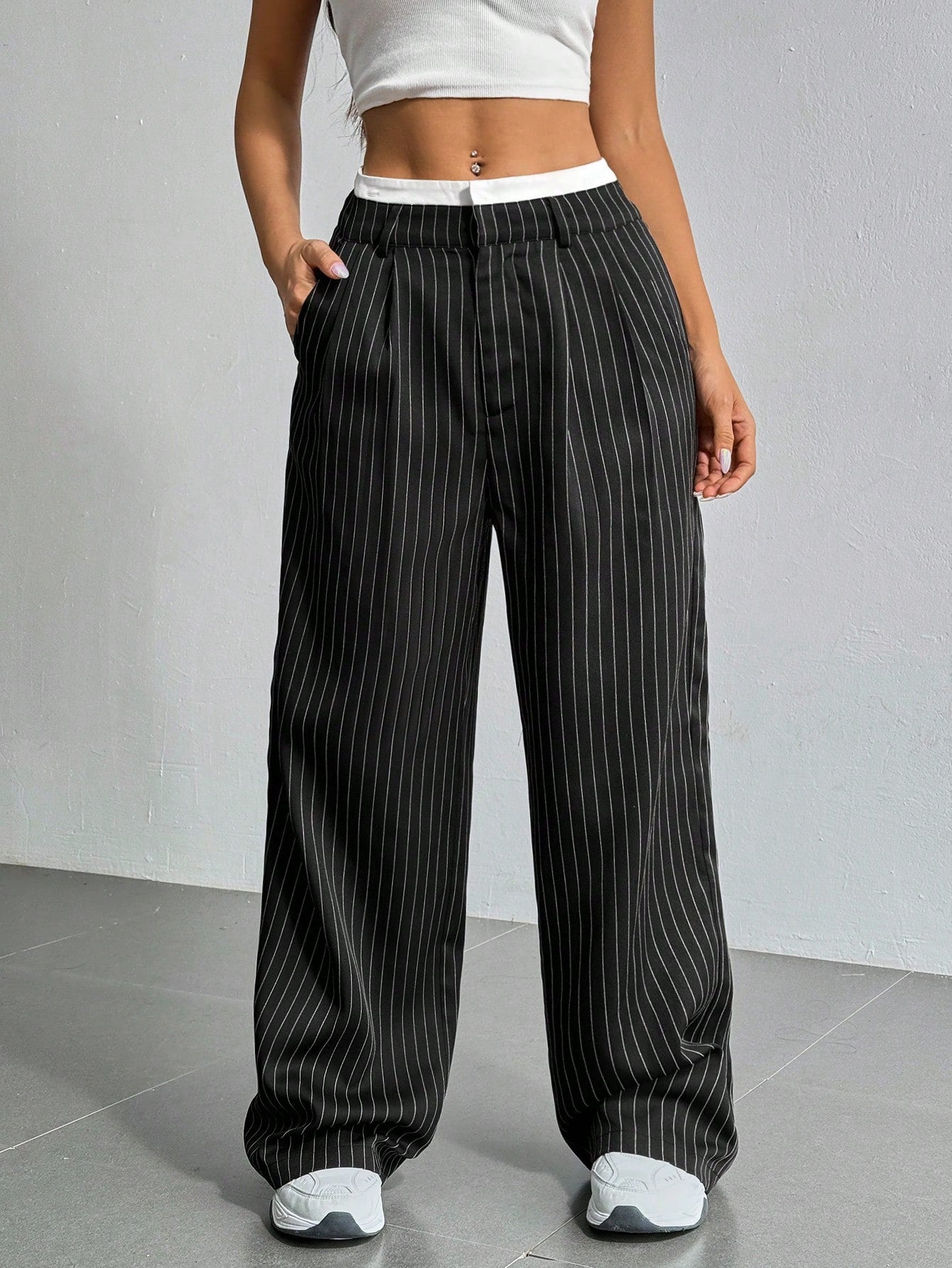 SHEIN EZwear Pantalon large de costume à jambes larges plissées pour femmes avec bande de taille en blocs de couleur