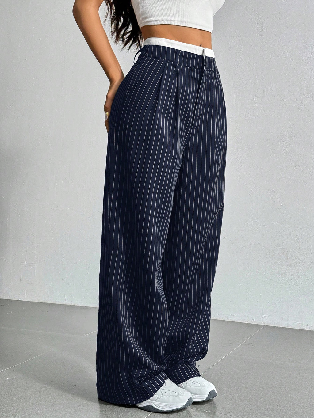 SHEIN EZwear Pantalon large de costume à jambes larges plissées pour femmes avec bande de taille en blocs de couleur
