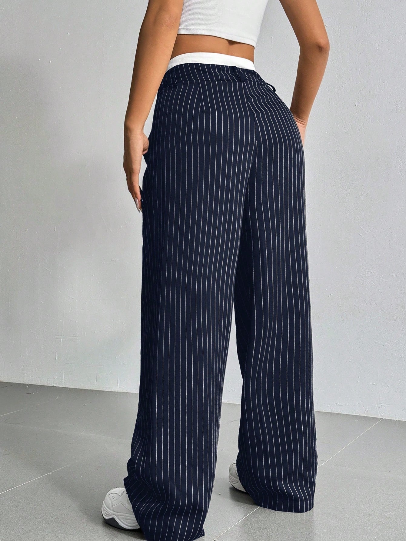SHEIN EZwear Pantalon large de costume à jambes larges plissées pour femmes avec bande de taille en blocs de couleur