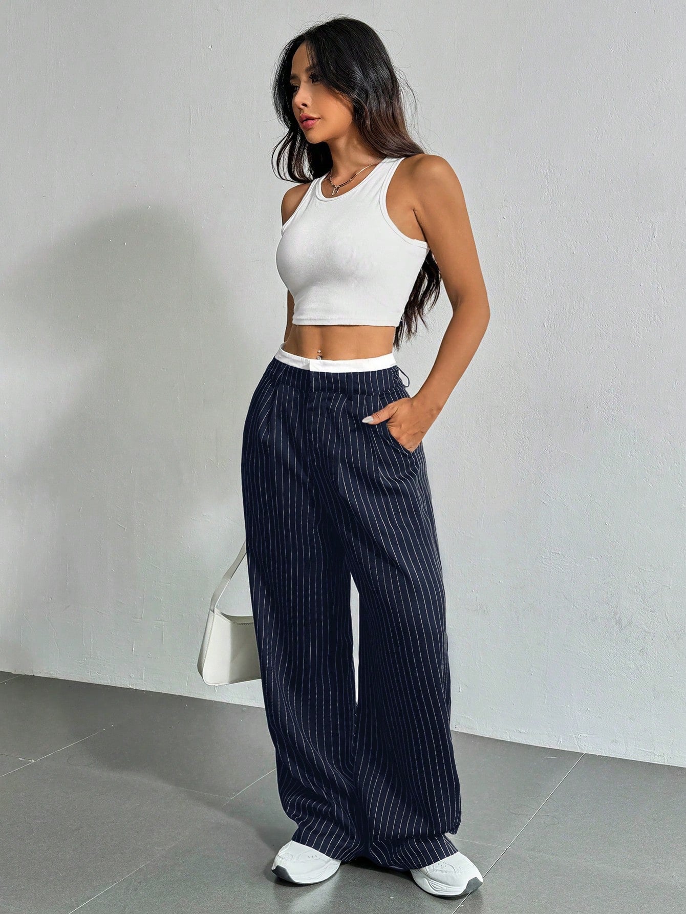 SHEIN EZwear Pantalon large de costume à jambes larges plissées pour femmes avec bande de taille en blocs de couleur