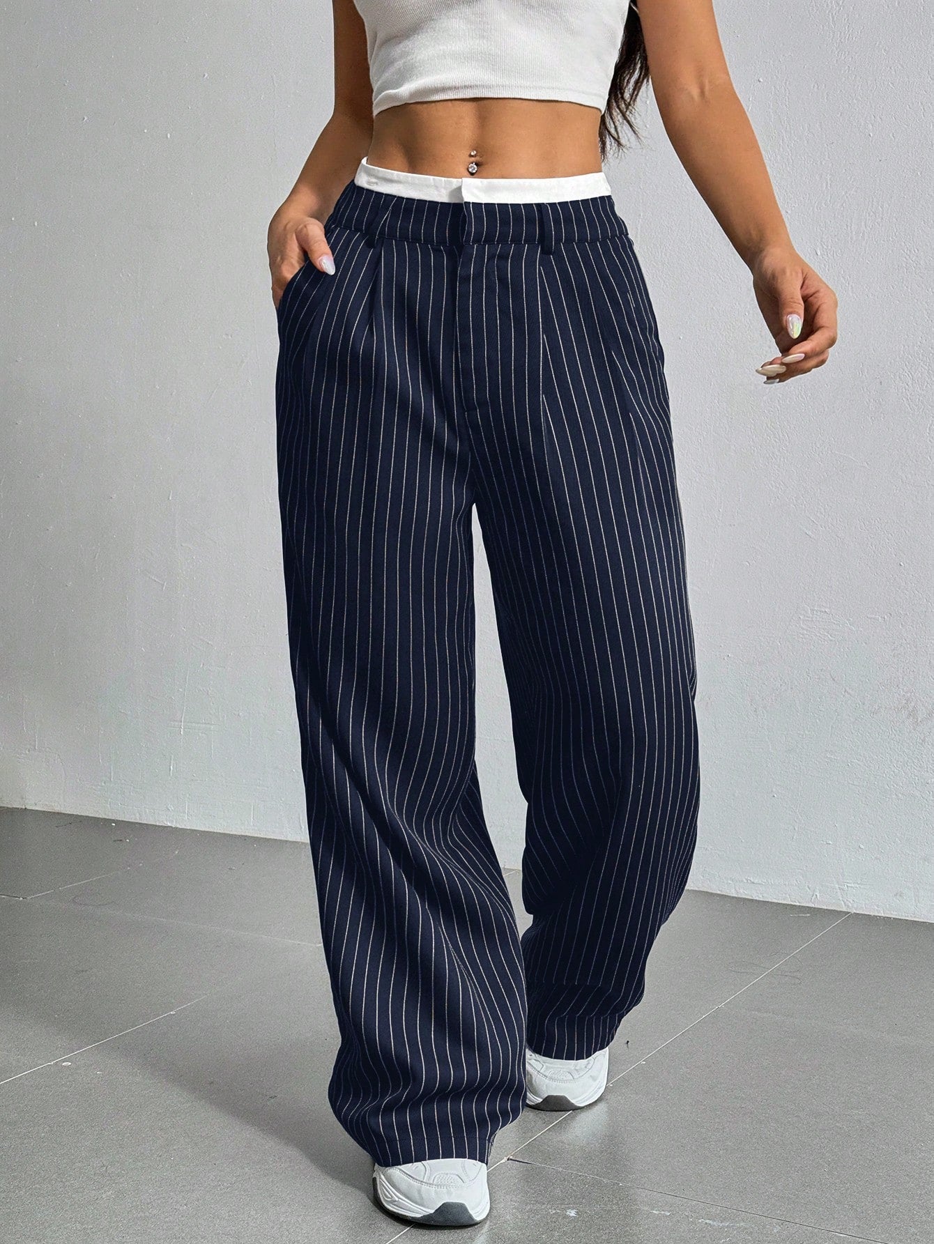 SHEIN EZwear Pantalon large de costume à jambes larges plissées pour femmes avec bande de taille en blocs de couleur