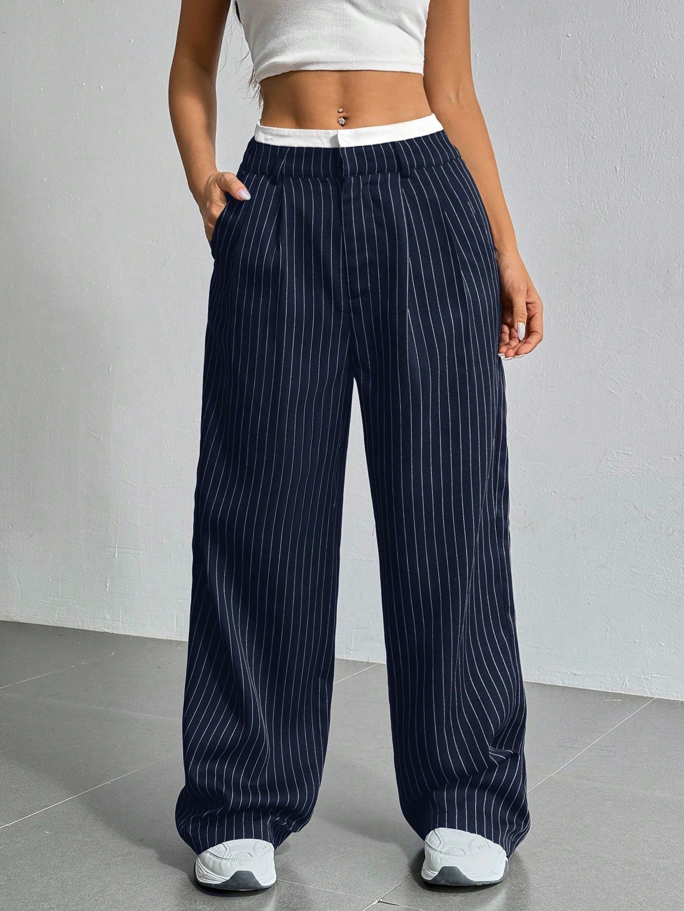 SHEIN EZwear Pantalon large de costume à jambes larges plissées pour femmes avec bande de taille en blocs de couleur