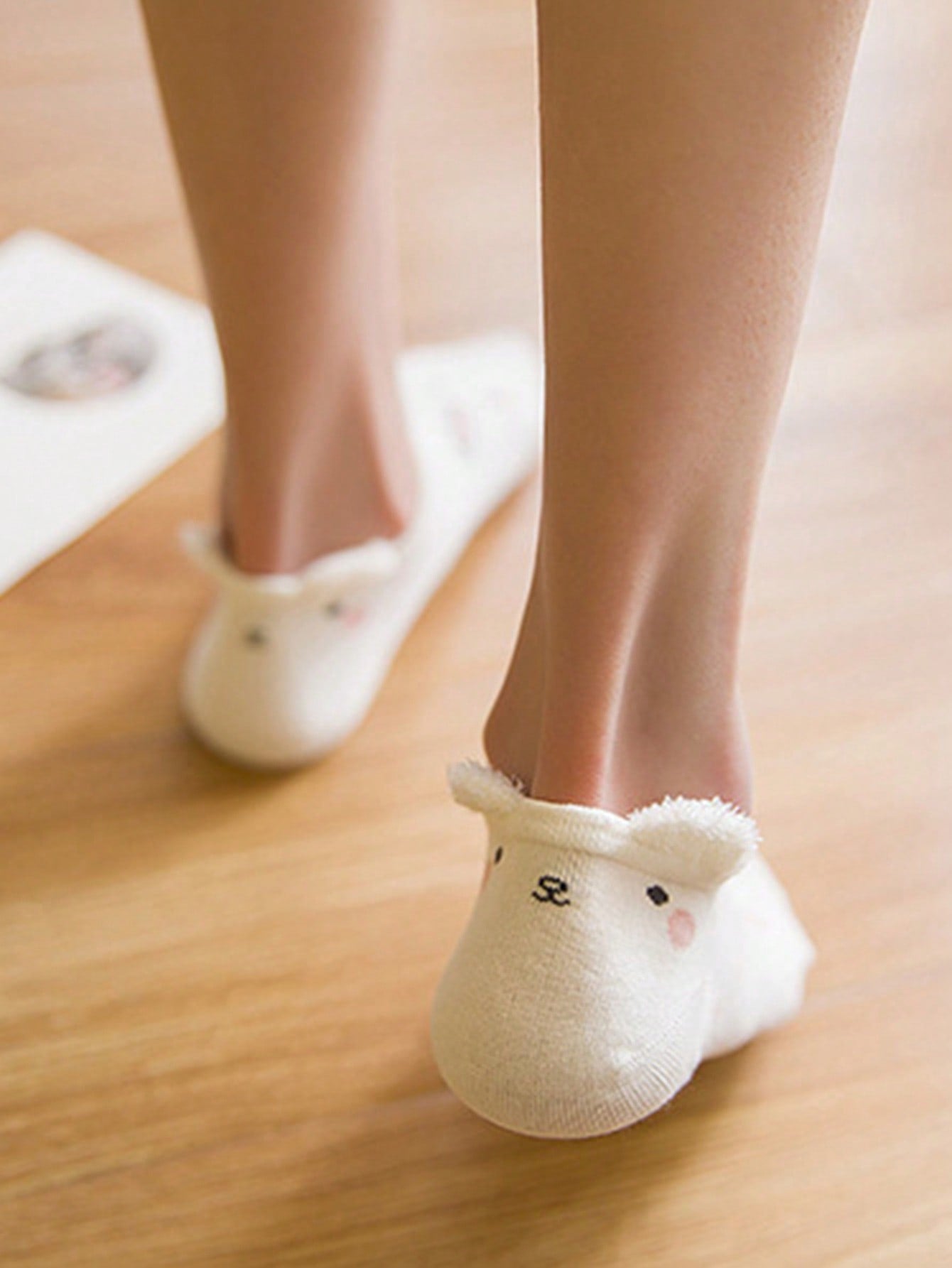 16 Paires (expédiées au hasard) Chaussettes courtes pour femmes avec motif d'animal de dessin animé créatif et mignon, oreilles en peluche 3D, confortables et polyvalentes, convient pour une tenue quotidienne et des tenues de voyage