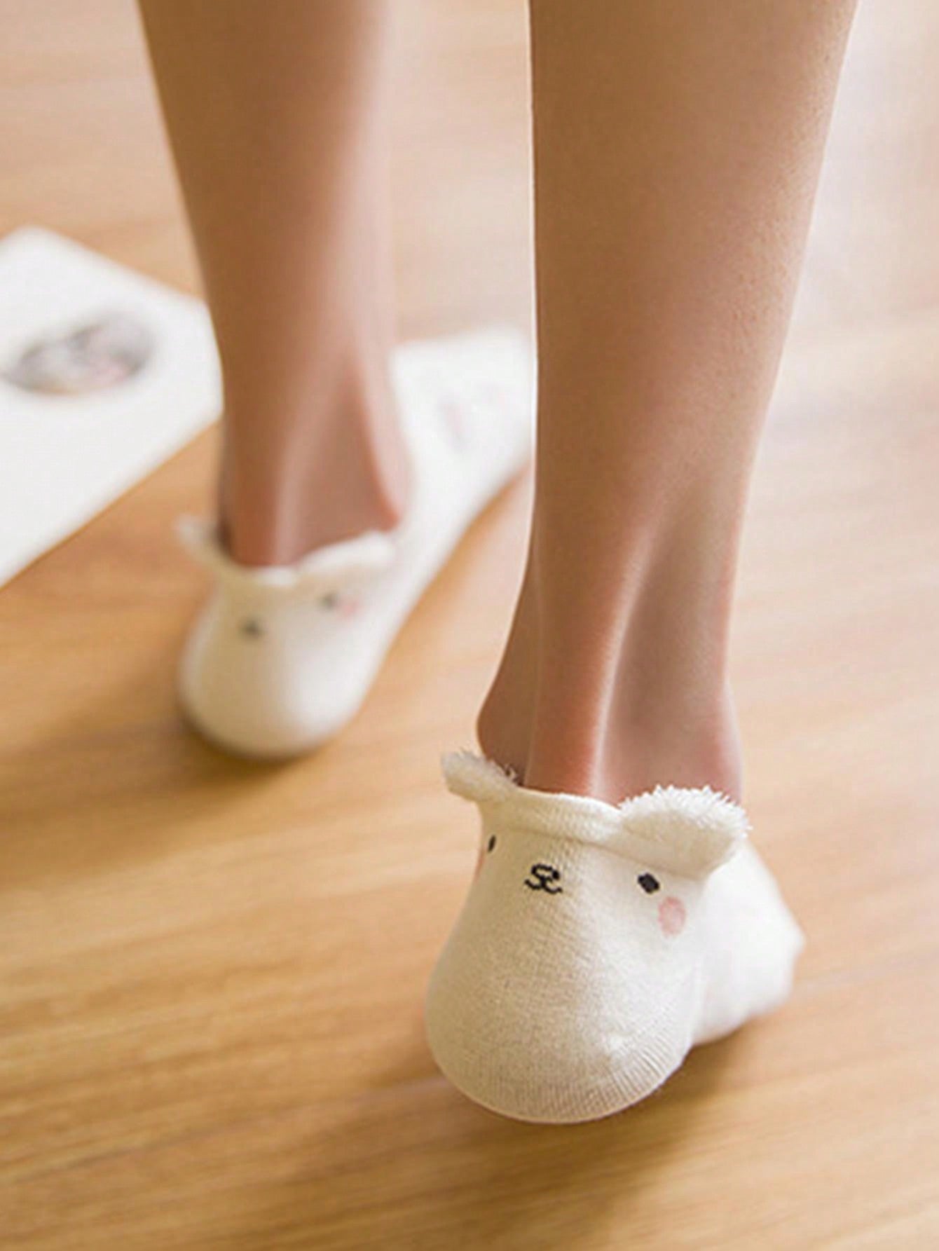 16 Paires (expédiées au hasard) Chaussettes courtes pour femmes avec motif d'animal de dessin animé créatif et mignon, oreilles en peluche 3D, confortables et polyvalentes, convient pour une tenue quotidienne et des tenues de voyage
