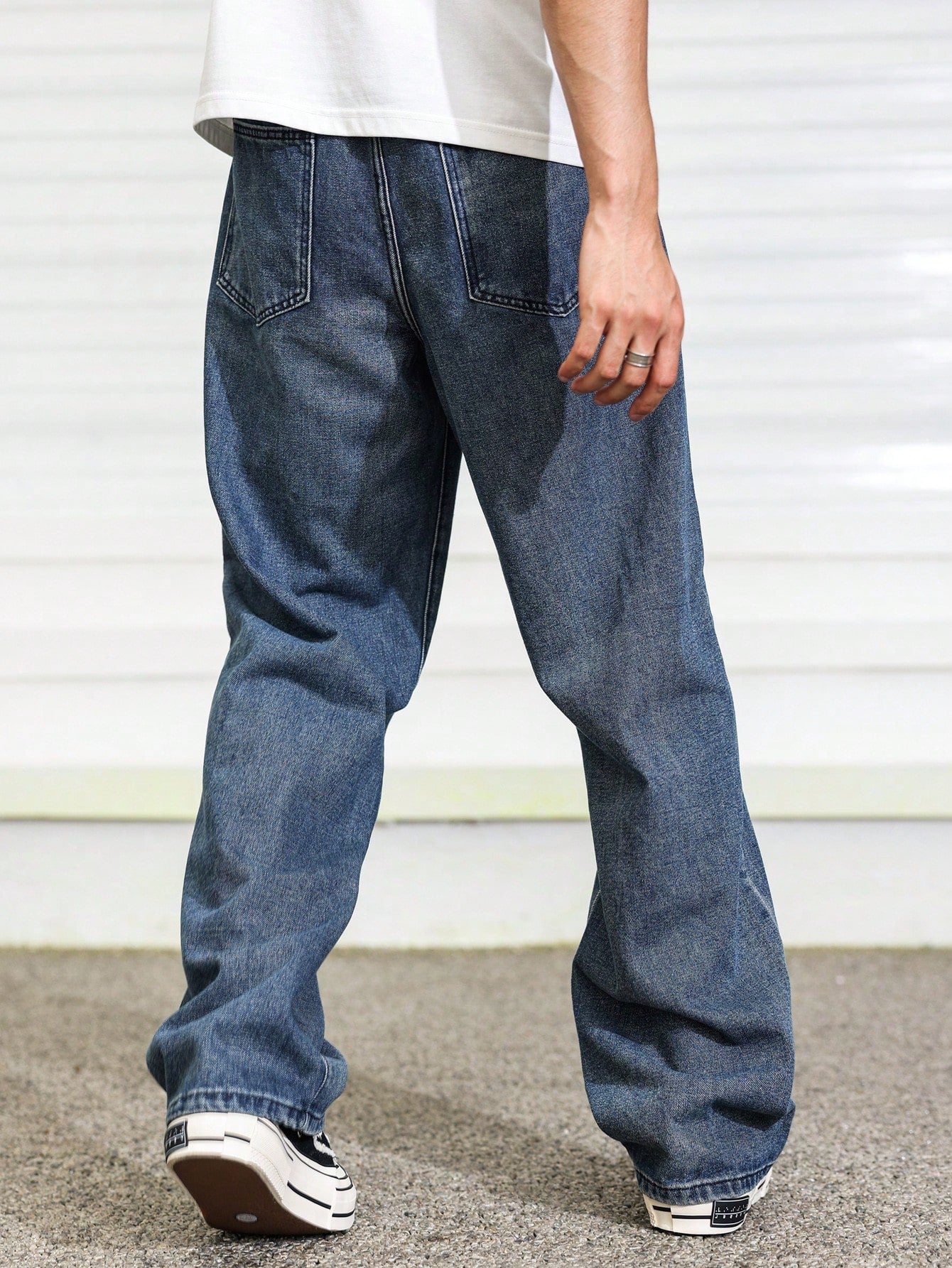 Manfinity Hypemode Jeans droits à poches obliques lavés, coupe ample pour hommes