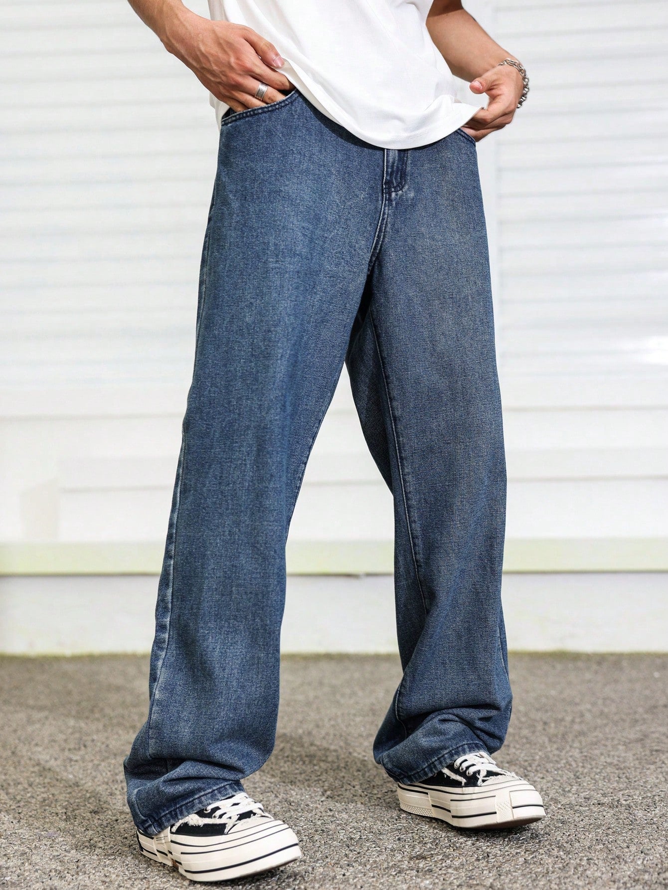 Manfinity Hypemode Jeans droits à poches obliques lavés, coupe ample pour hommes
