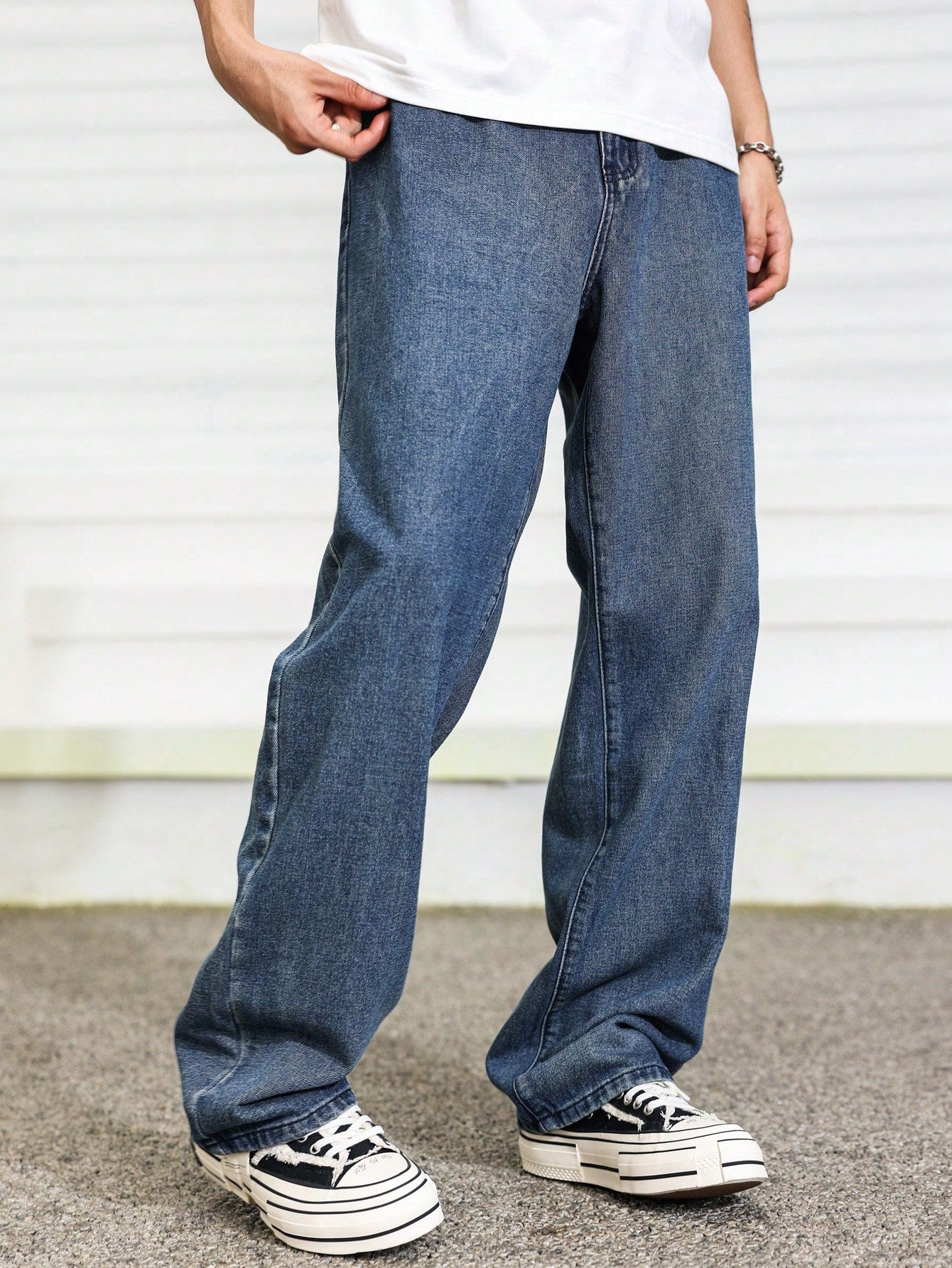Manfinity Hypemode Jeans droits à poches obliques lavés, coupe ample pour hommes