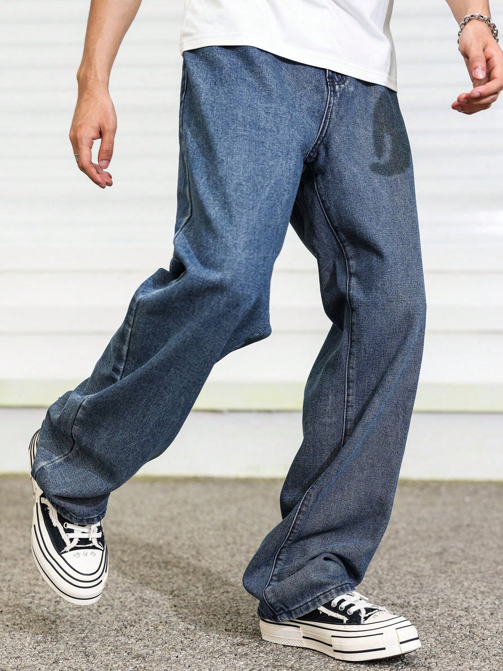 Manfinity Hypemode Jeans droits à poches obliques lavés, coupe ample pour hommes