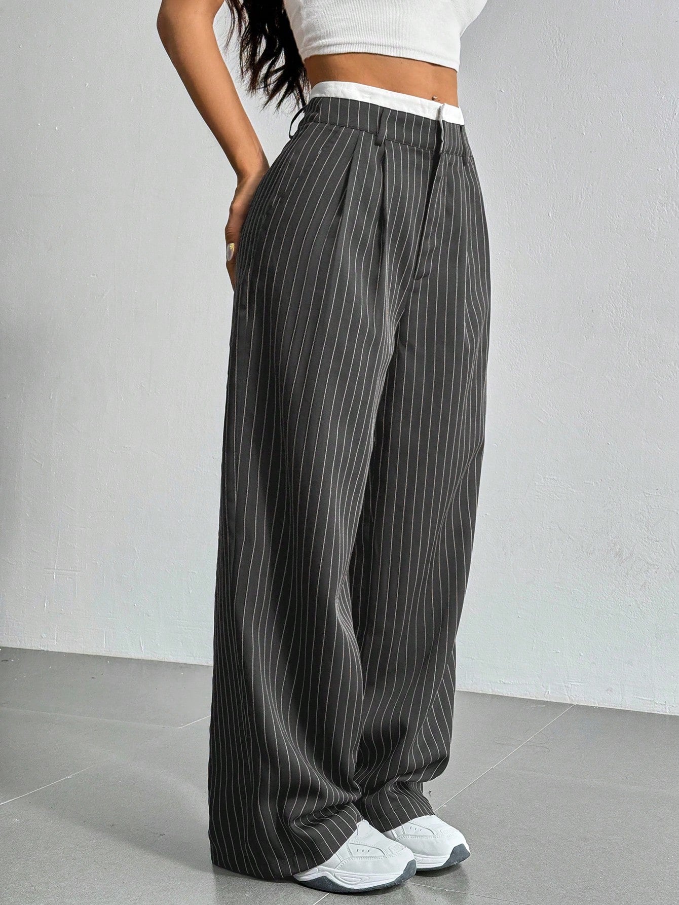 SHEIN EZwear Pantalon large de costume à jambes larges plissées pour femmes avec bande de taille en blocs de couleur