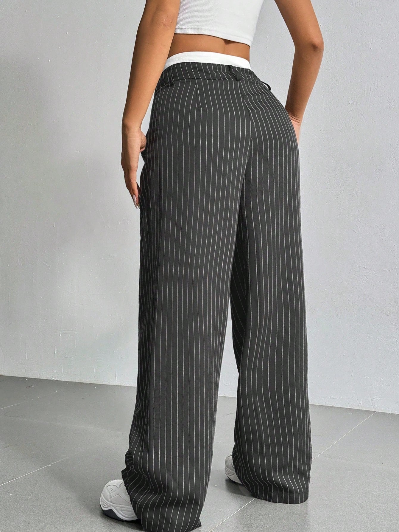 SHEIN EZwear Pantalon large de costume à jambes larges plissées pour femmes avec bande de taille en blocs de couleur