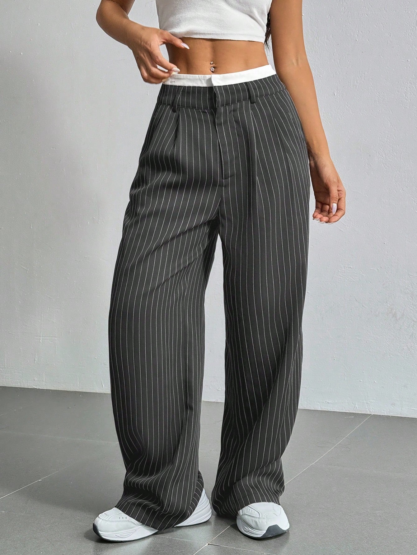 SHEIN EZwear Pantalon large de costume à jambes larges plissées pour femmes avec bande de taille en blocs de couleur