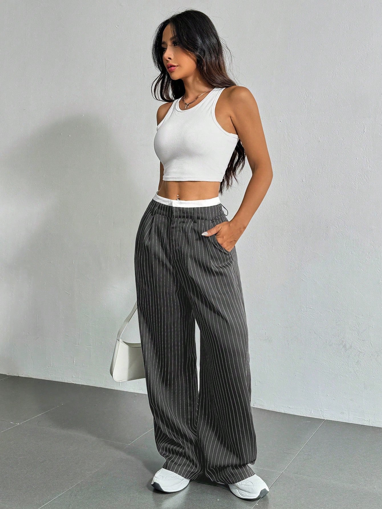SHEIN EZwear Pantalon large de costume à jambes larges plissées pour femmes avec bande de taille en blocs de couleur