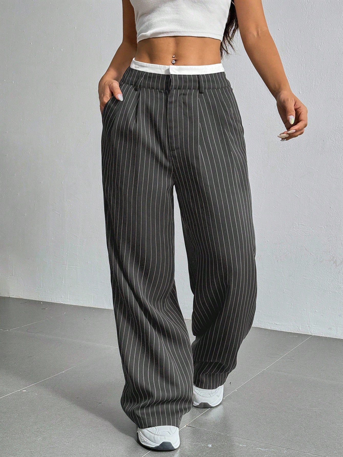 SHEIN EZwear Pantalon large de costume à jambes larges plissées pour femmes avec bande de taille en blocs de couleur