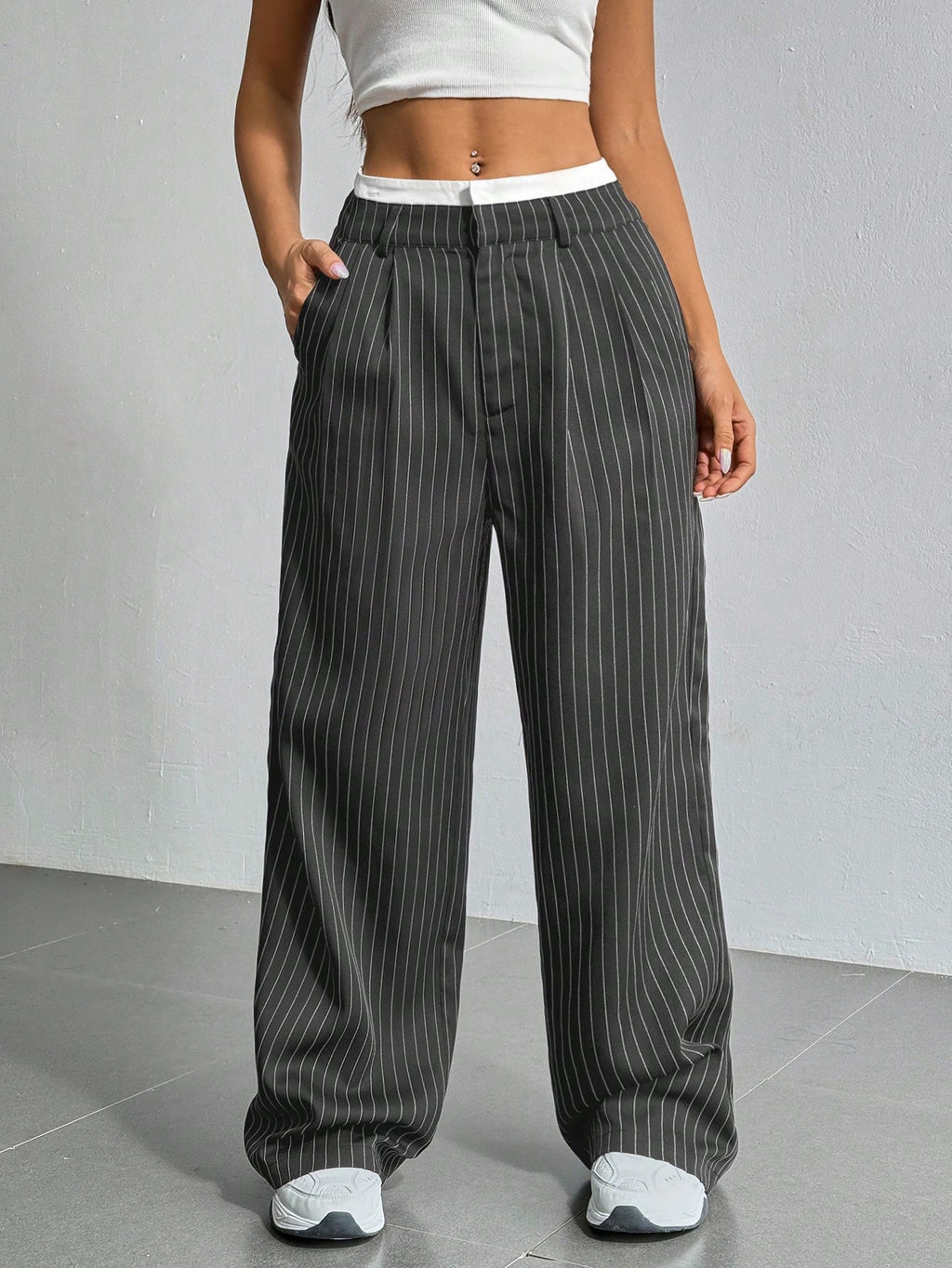 SHEIN EZwear Pantalon large de costume à jambes larges plissées pour femmes avec bande de taille en blocs de couleur