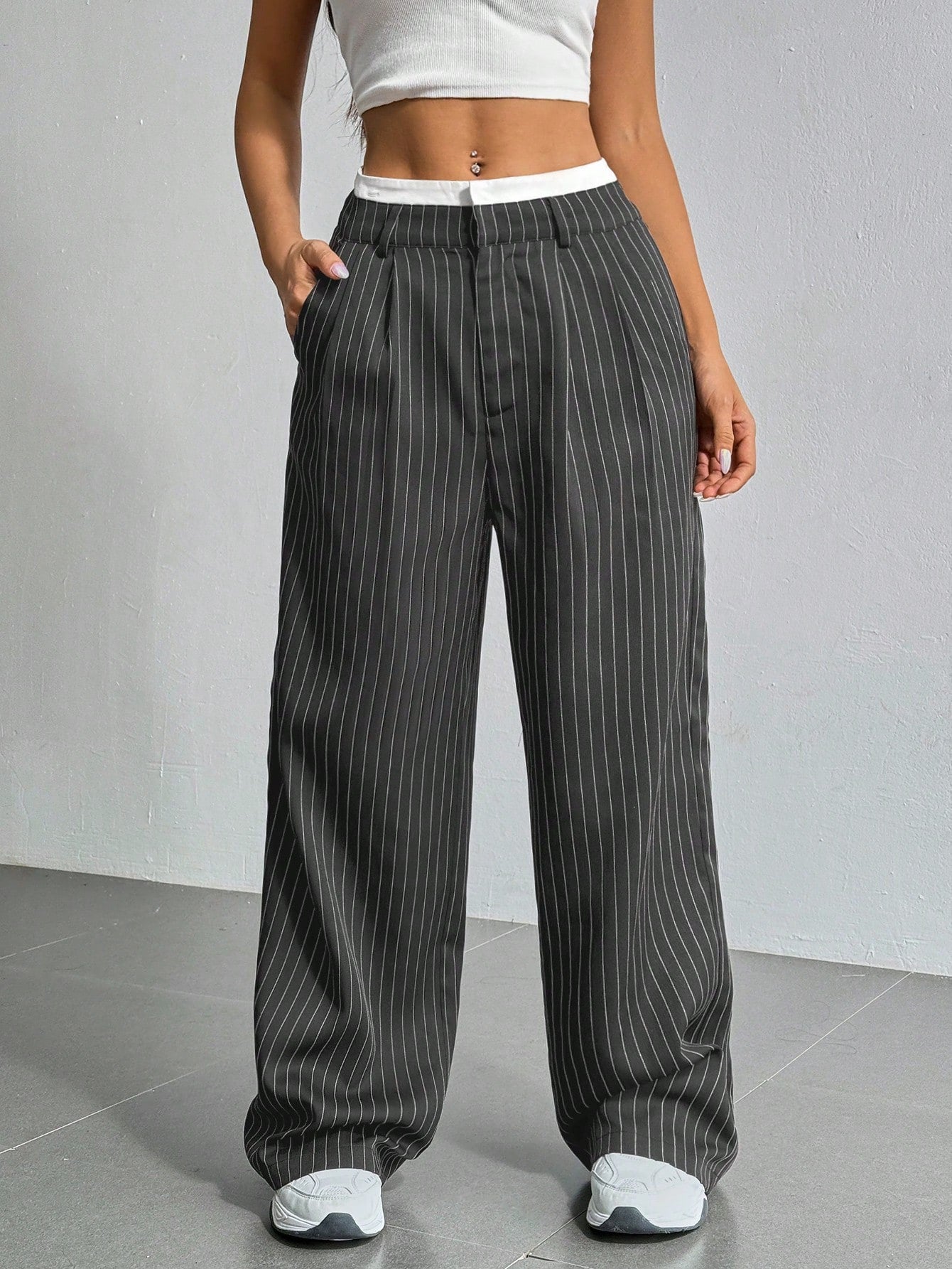 SHEIN EZwear Pantalon large de costume à jambes larges plissées pour femmes avec bande de taille en blocs de couleur
