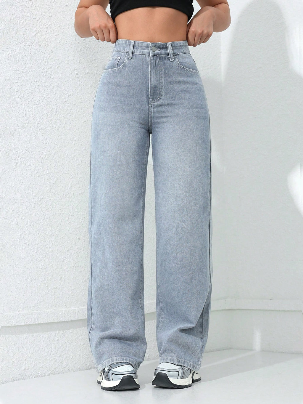 Jeans boyfriend amples en denim avec poches, style délavé et déchiré, pour femmes.