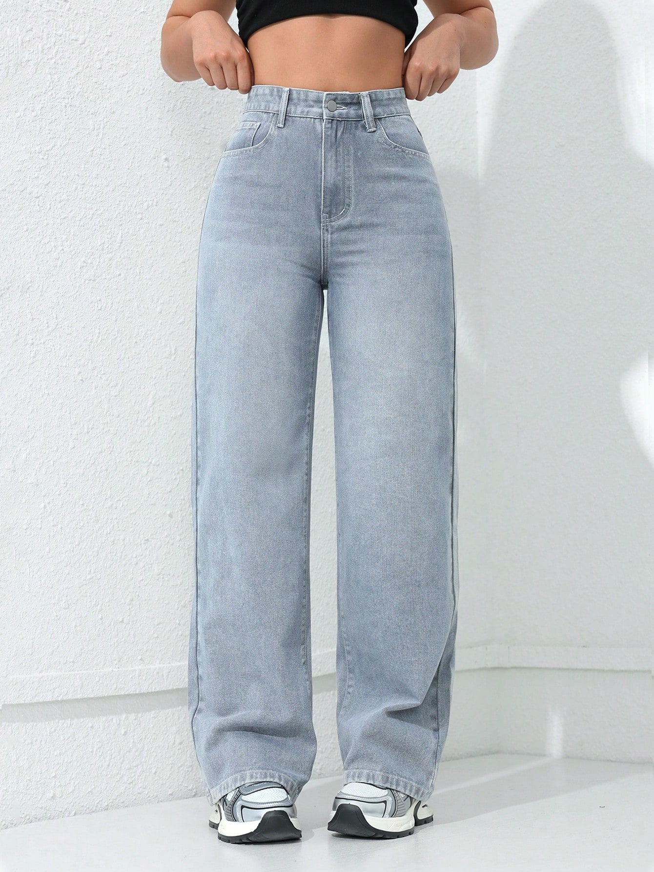 Jeans boyfriend amples en denim avec poches, style délavé et déchiré, pour femmes.