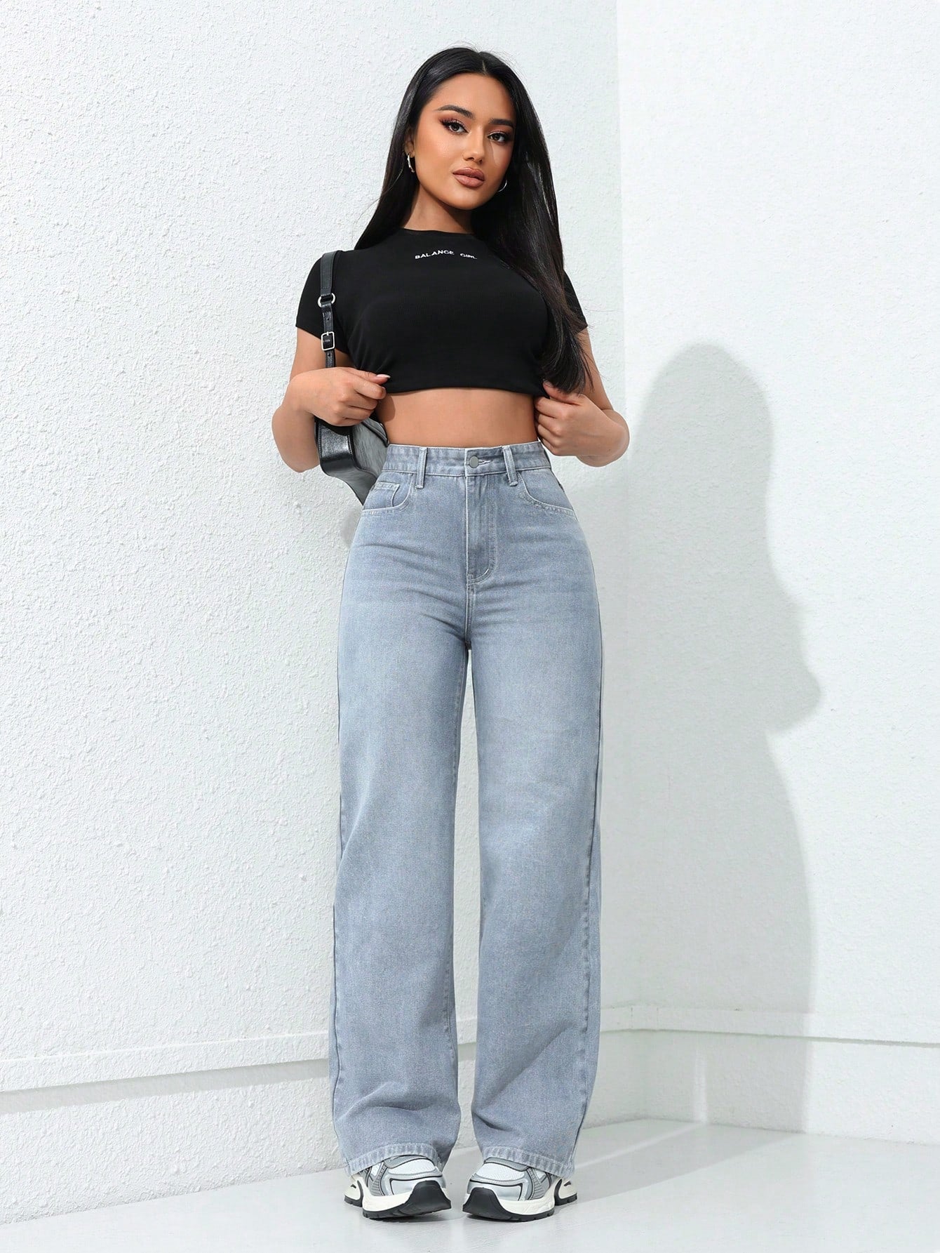 Jeans boyfriend amples en denim avec poches, style délavé et déchiré, pour femmes.