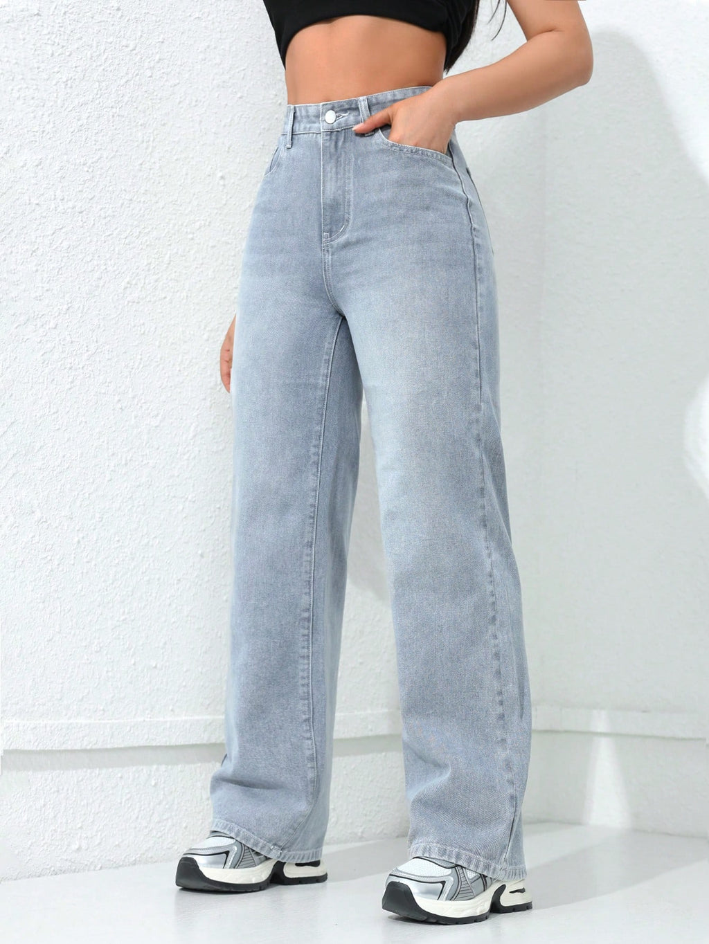 Jeans boyfriend amples en denim avec poches, style délavé et déchiré, pour femmes.