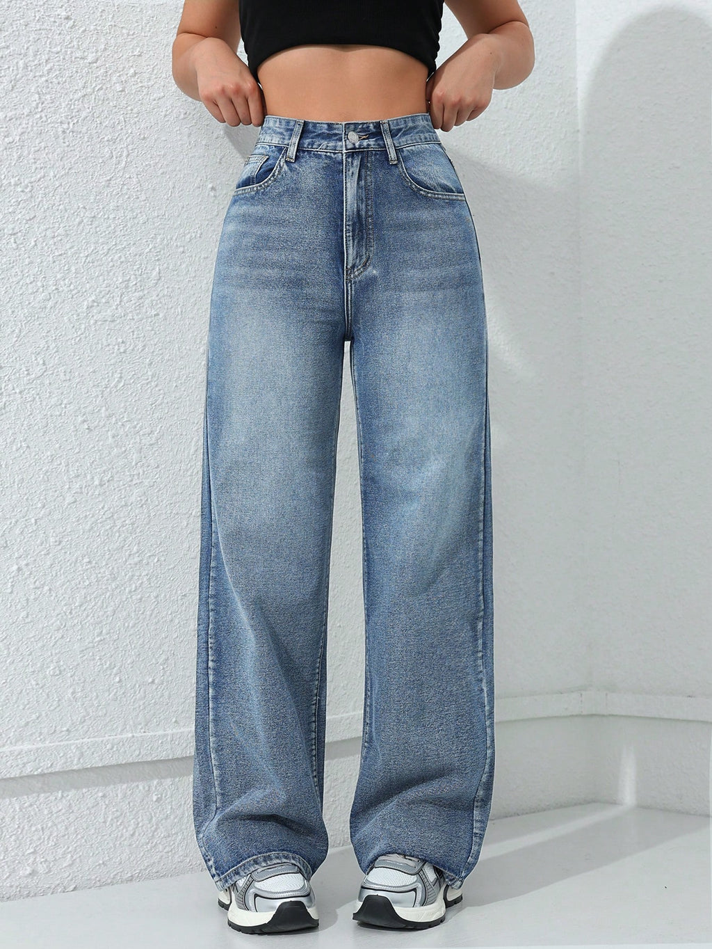 Jeans boyfriend amples en denim avec poches, style délavé et déchiré, pour femmes.
