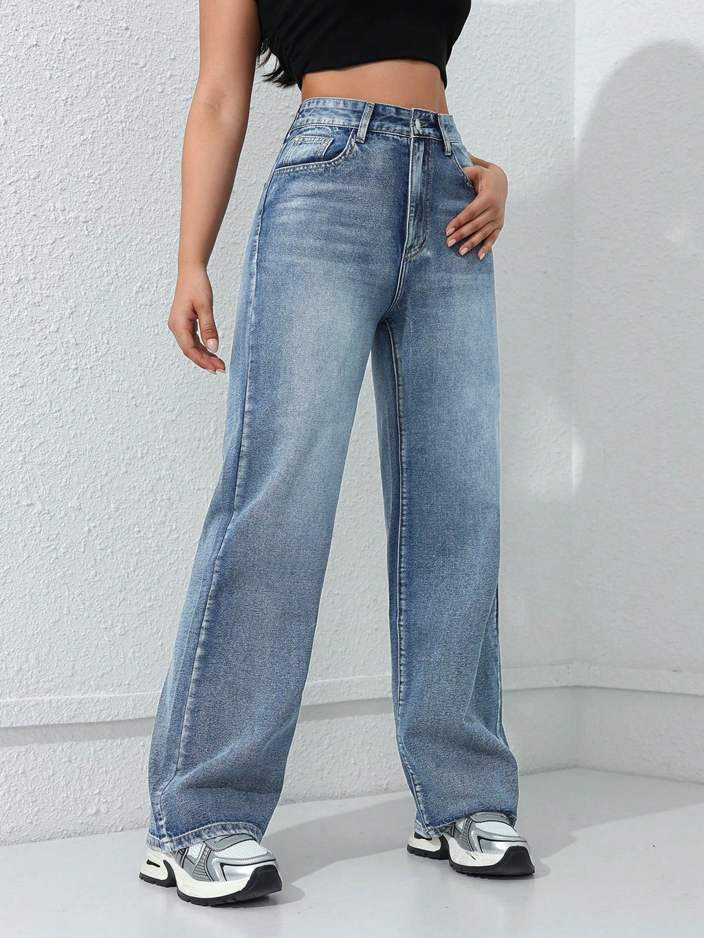 Jeans boyfriend amples en denim avec poches, style délavé et déchiré, pour femmes.