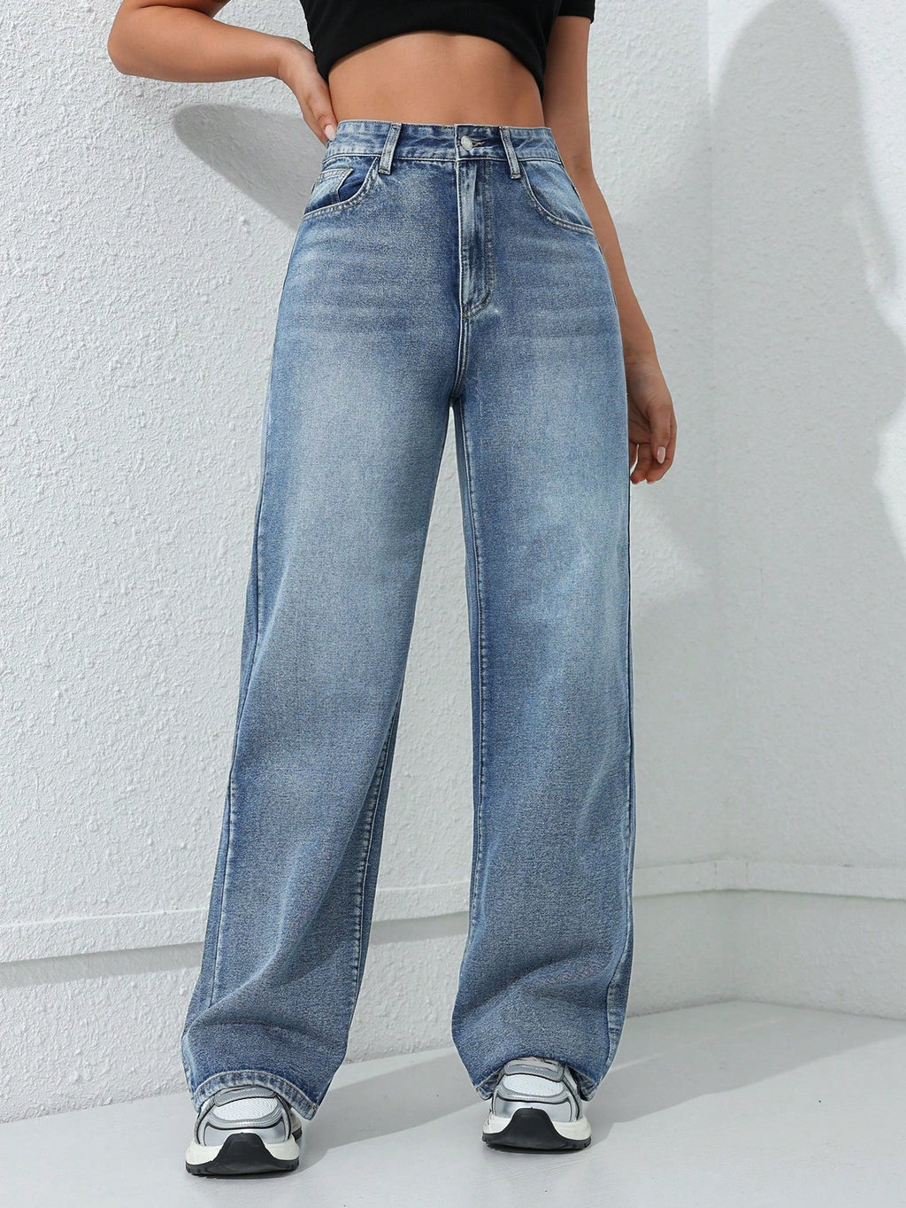 Jeans boyfriend amples en denim avec poches, style délavé et déchiré, pour femmes.